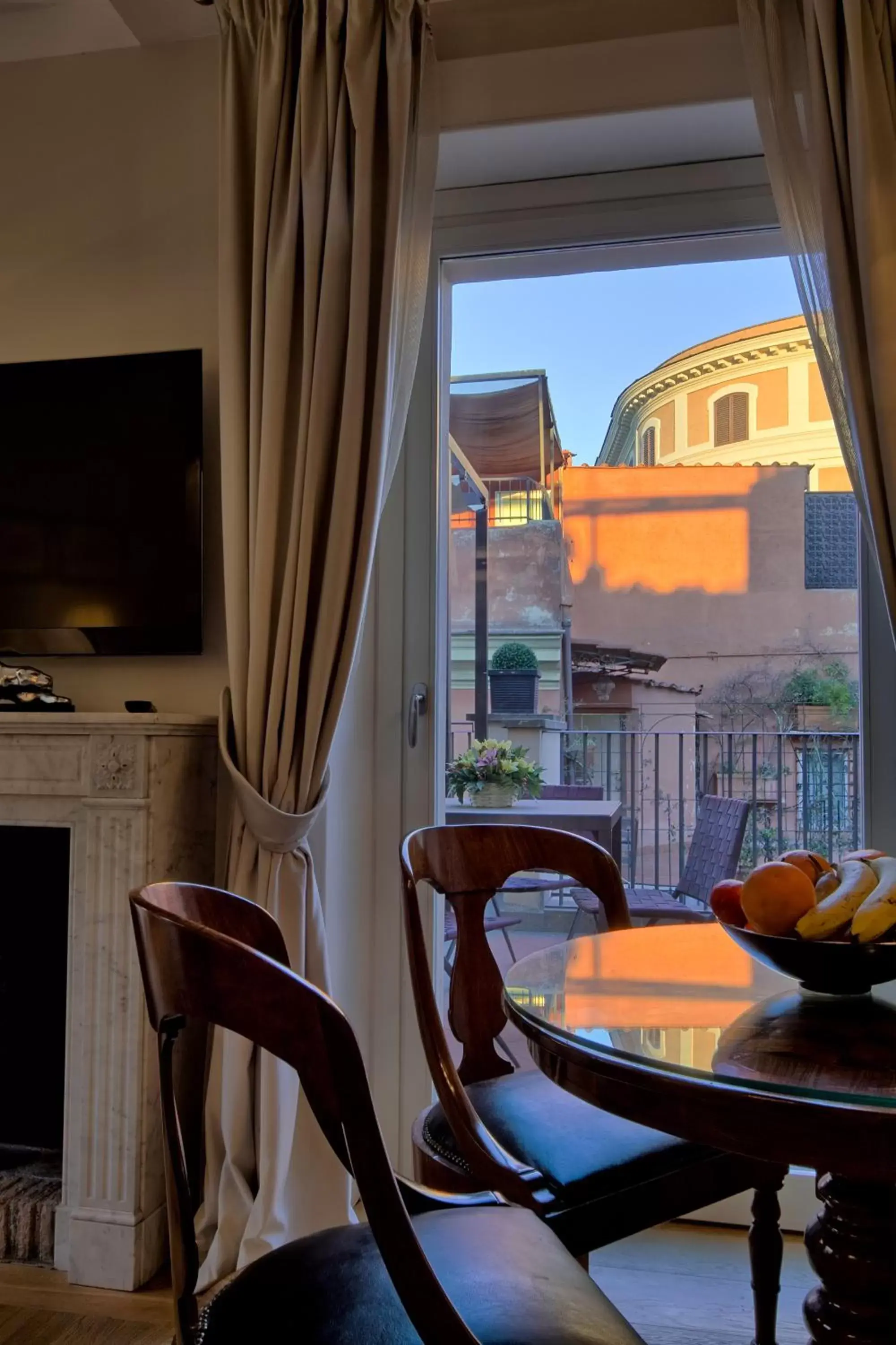 TV and multimedia in Trevi Palace Luxury Inn
