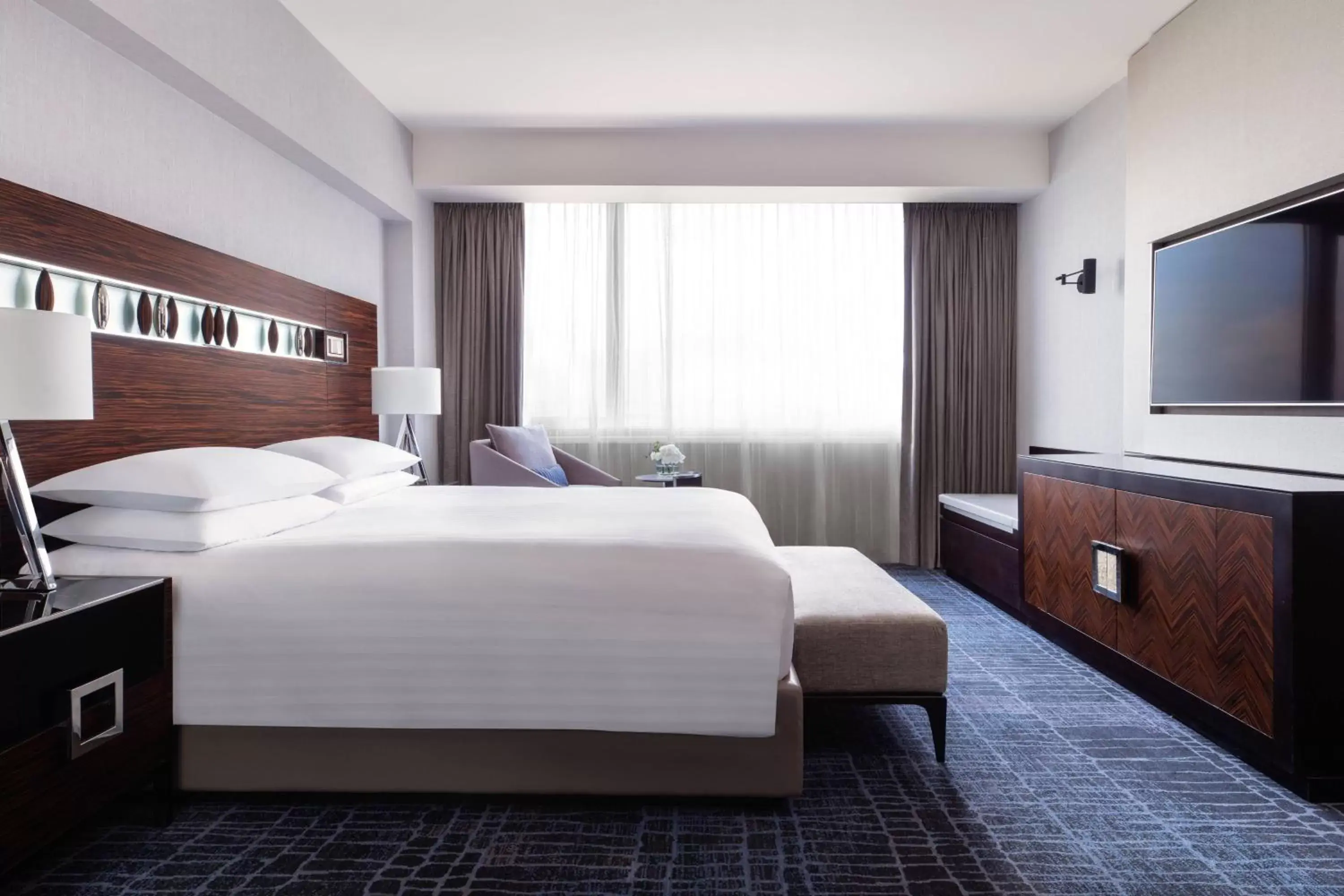 Bedroom, Bed in Hong Kong SkyCity Marriott Hotel