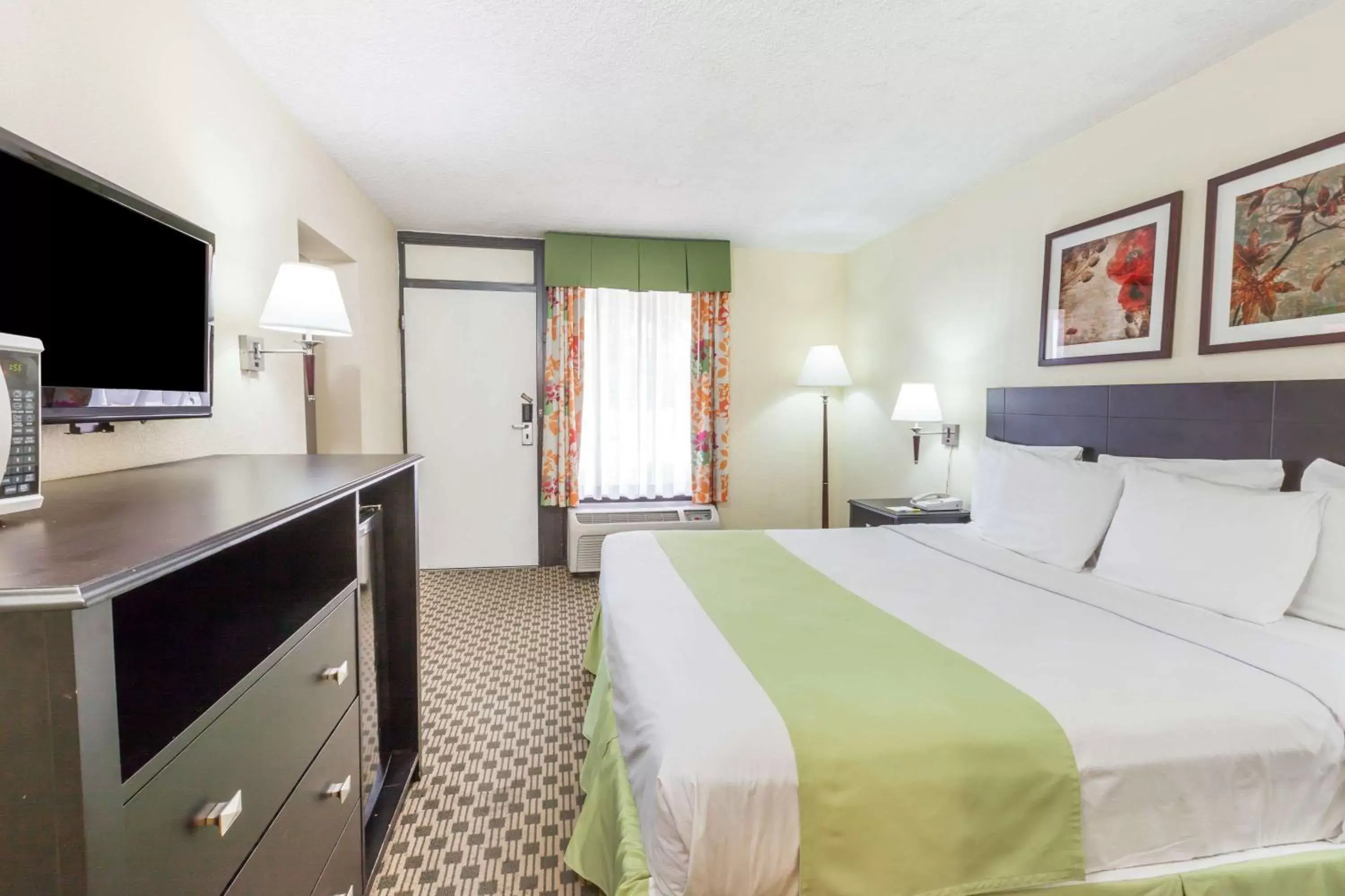 Photo of the whole room, Bed in Days Inn by Wyndham Irving Grapevine DFW Airport North