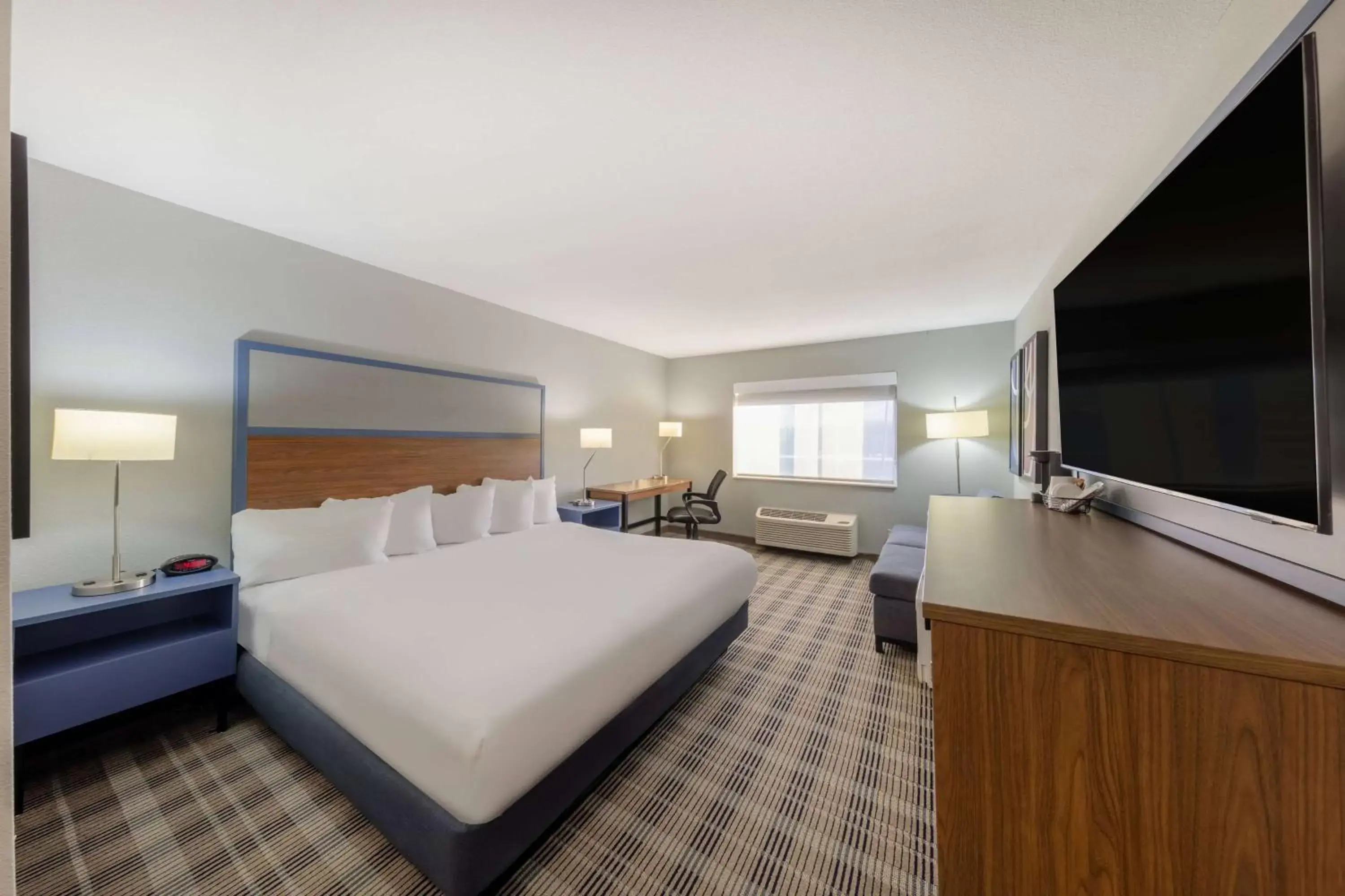 Photo of the whole room, Bed in AmericInn by Wyndham Duluth