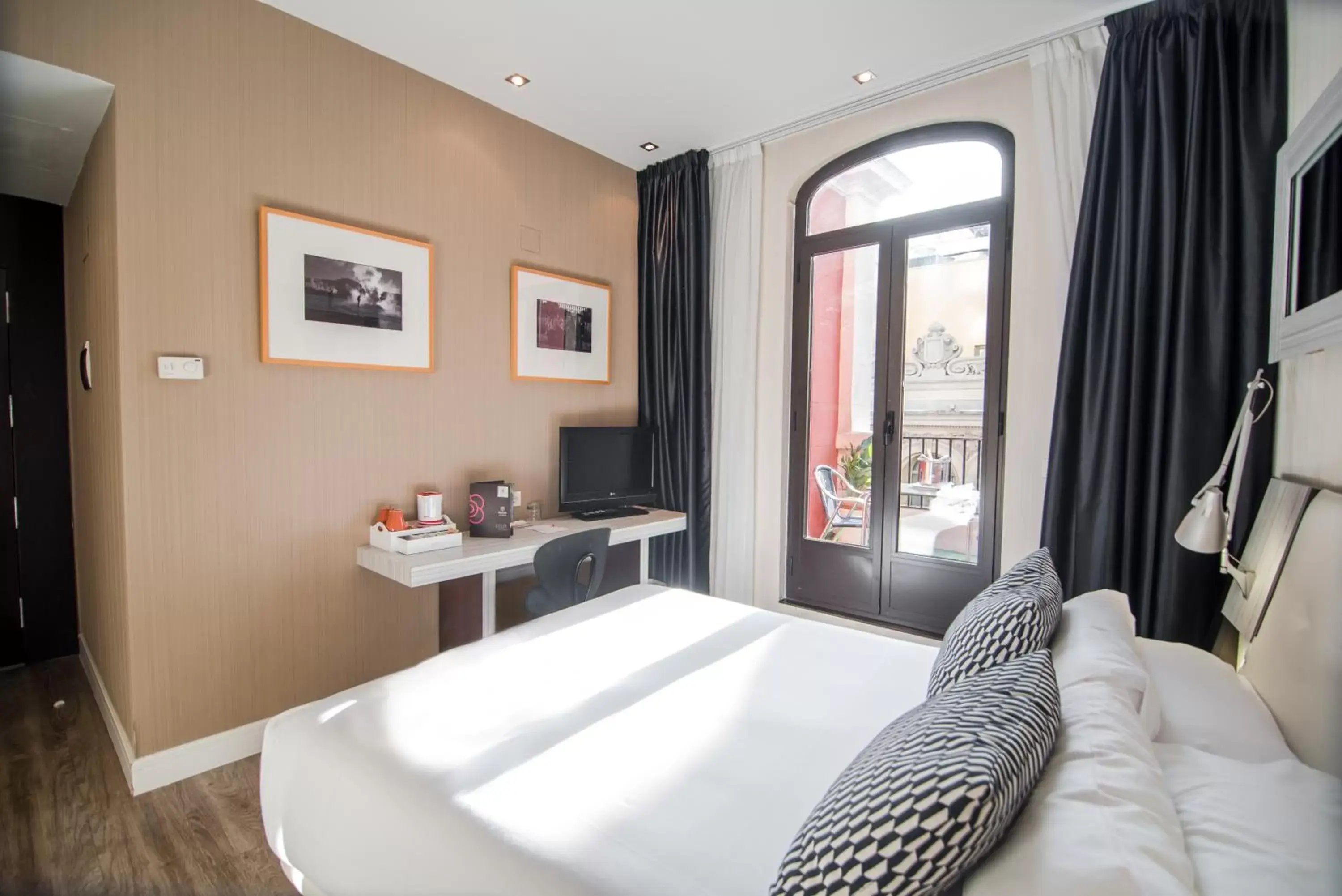 Photo of the whole room, Bed in Petit Palace Chueca