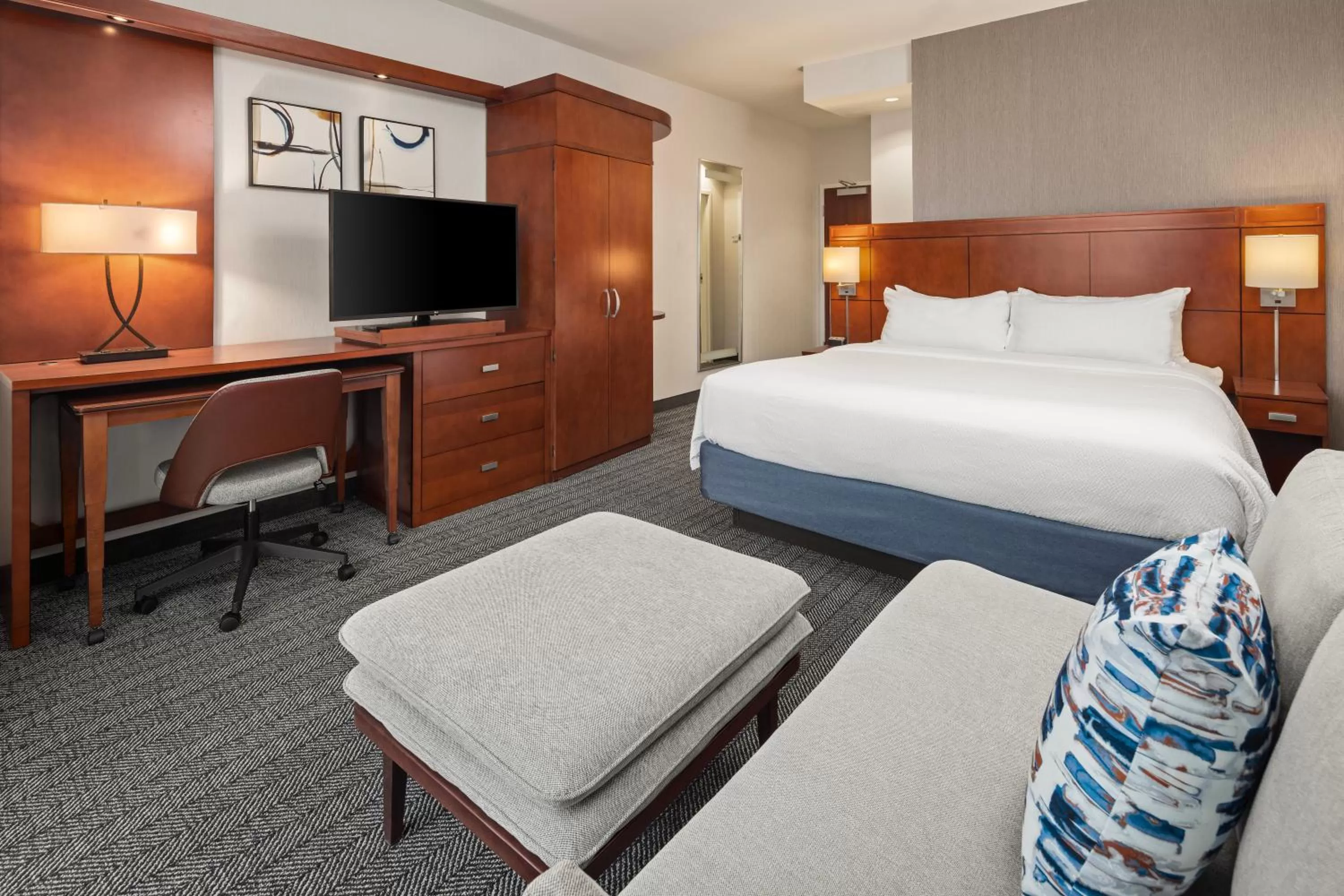 Bedroom, Bed in Courtyard Mankato Hotel & Event Center