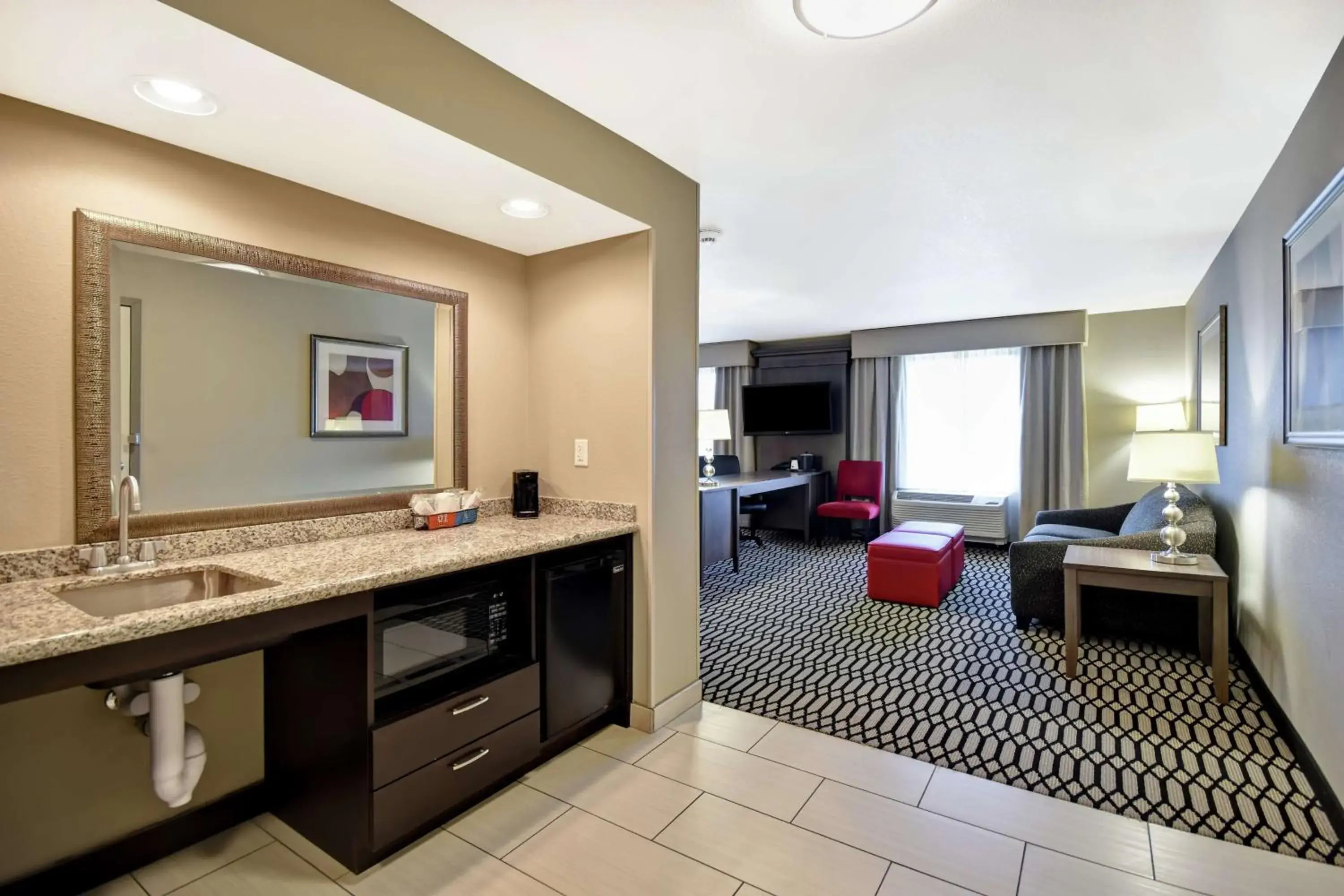 Bedroom in Hampton Inn By Hilton Middletown