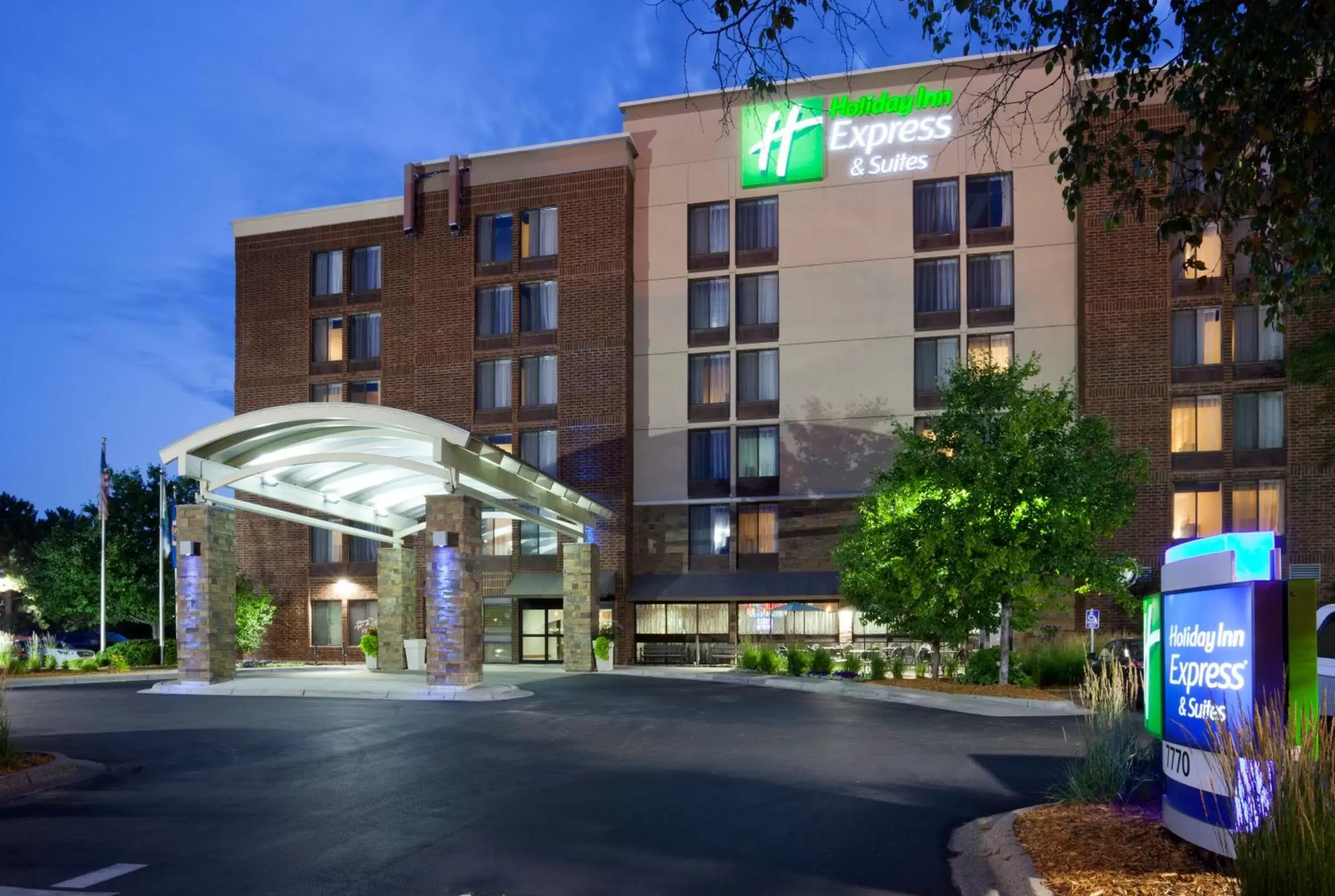 Property building, Facade/Entrance in Holiday Inn Express & Suites Bloomington West, an IHG Hotel