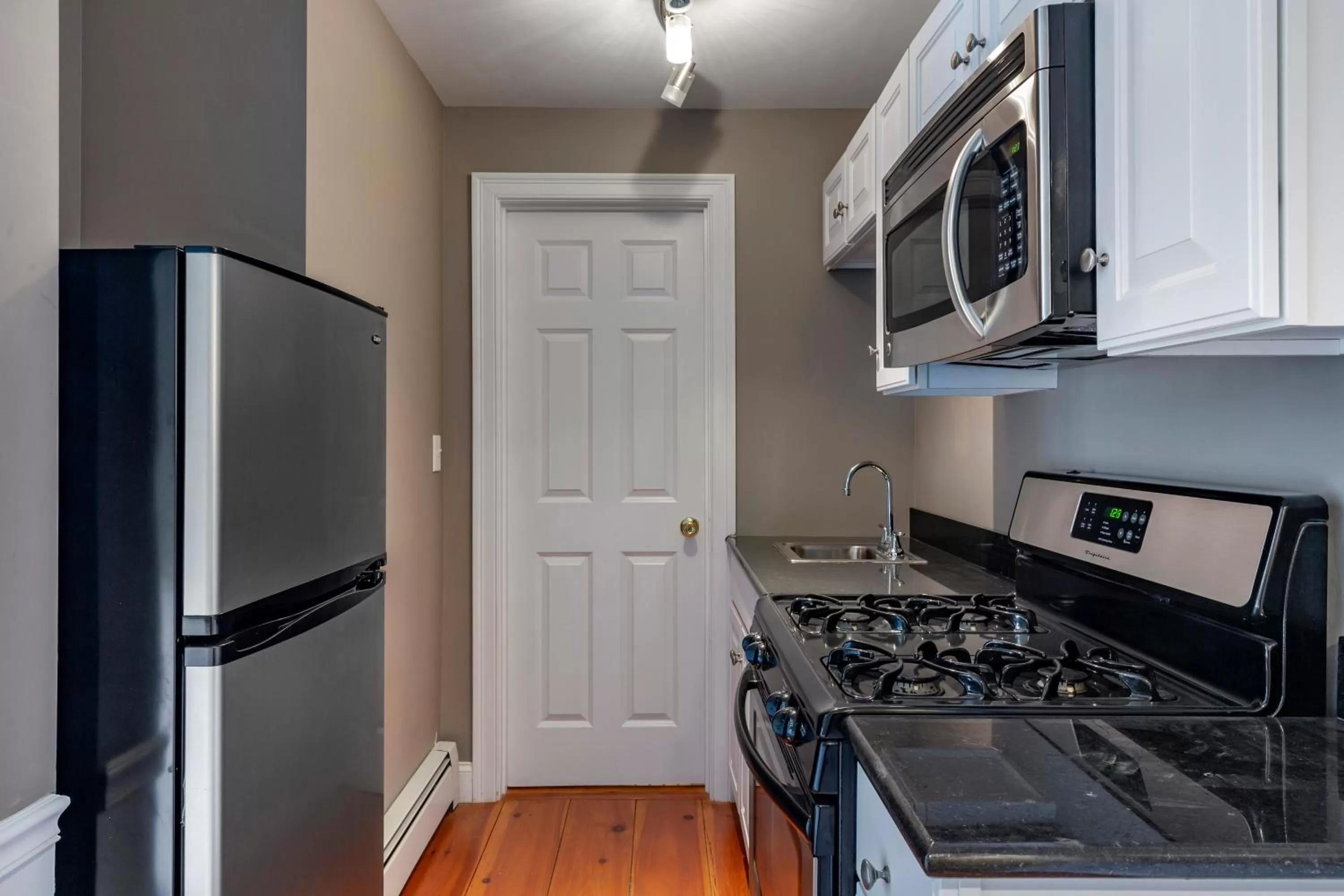 Kitchen or kitchenette in Essex Street Inn & Suites, an Ascend Collection Hotel