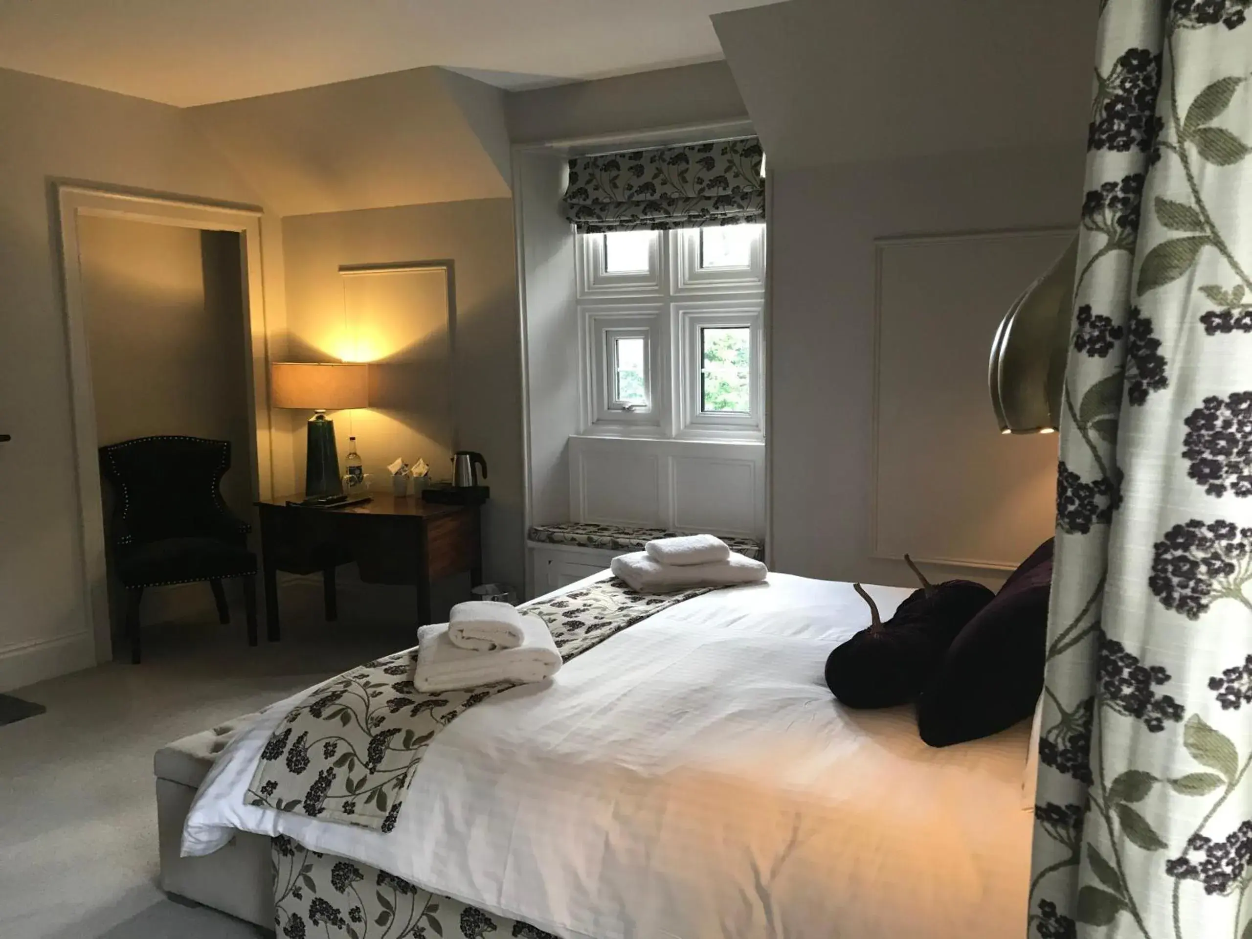 Bedroom, Bed in Welbeck Manor and Golf