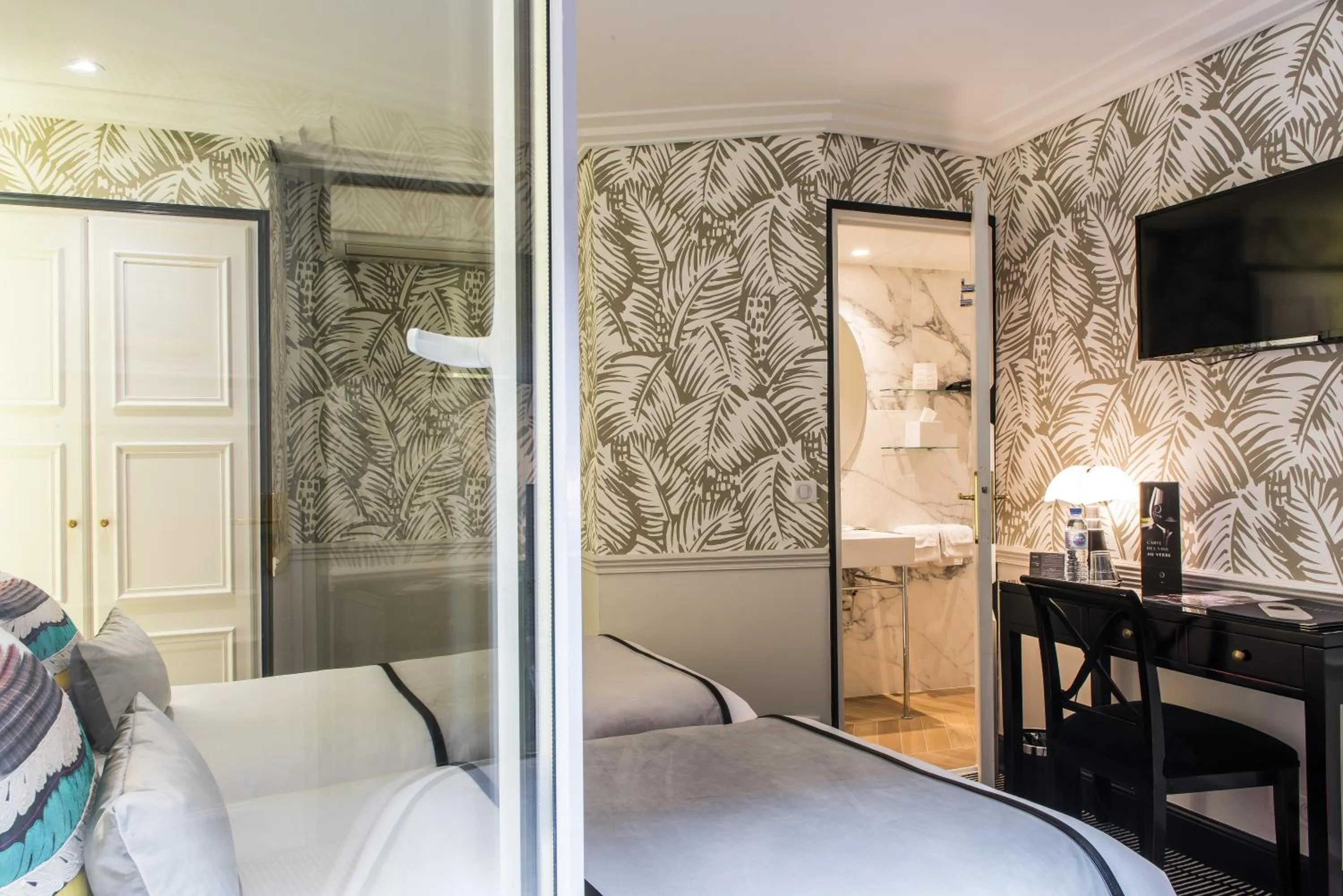 Bathroom, Bed in Hôtel Jardin Le Bréa