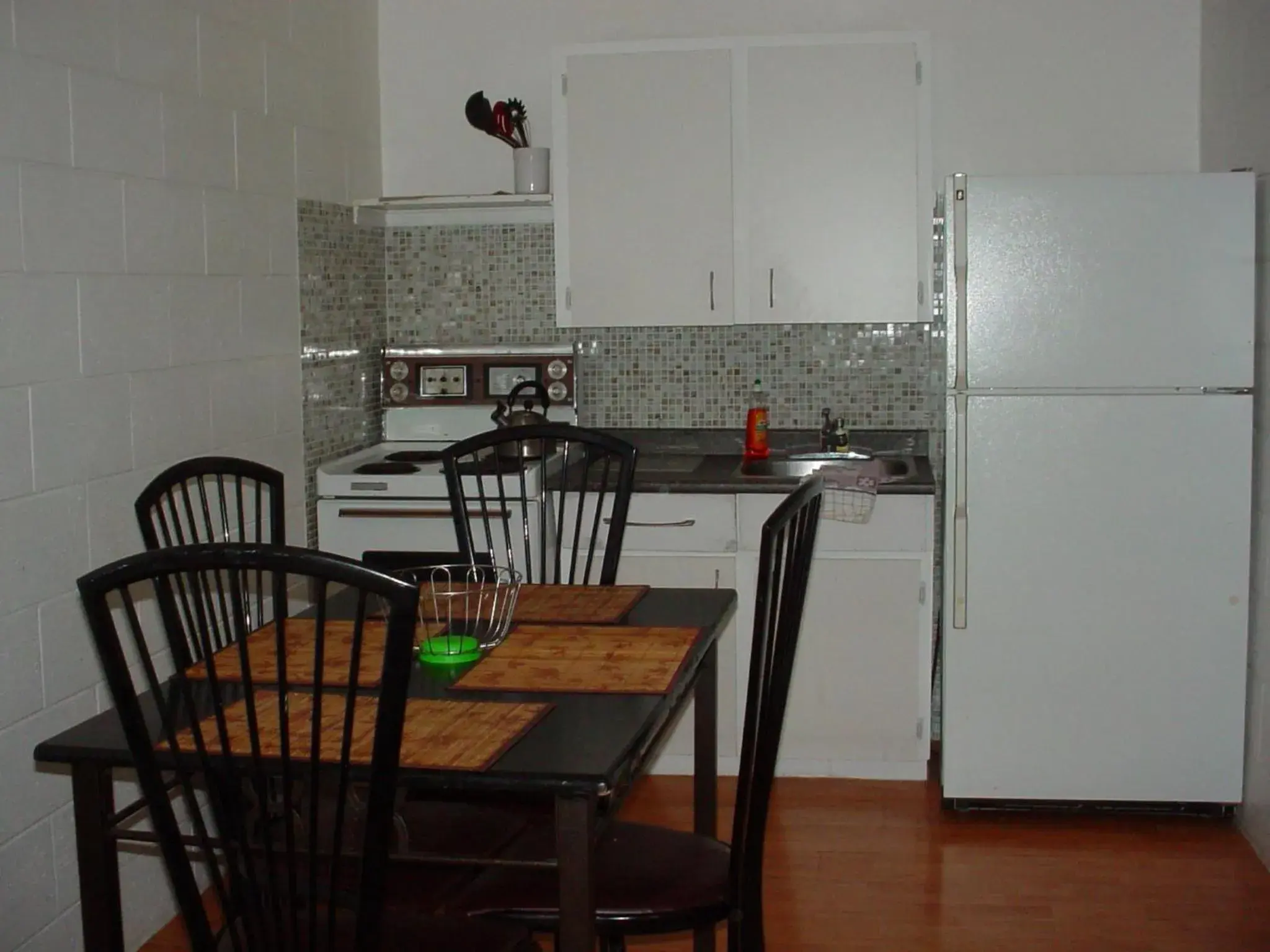 Kitchen or kitchenette, Dining Area in Blue Moon Motel