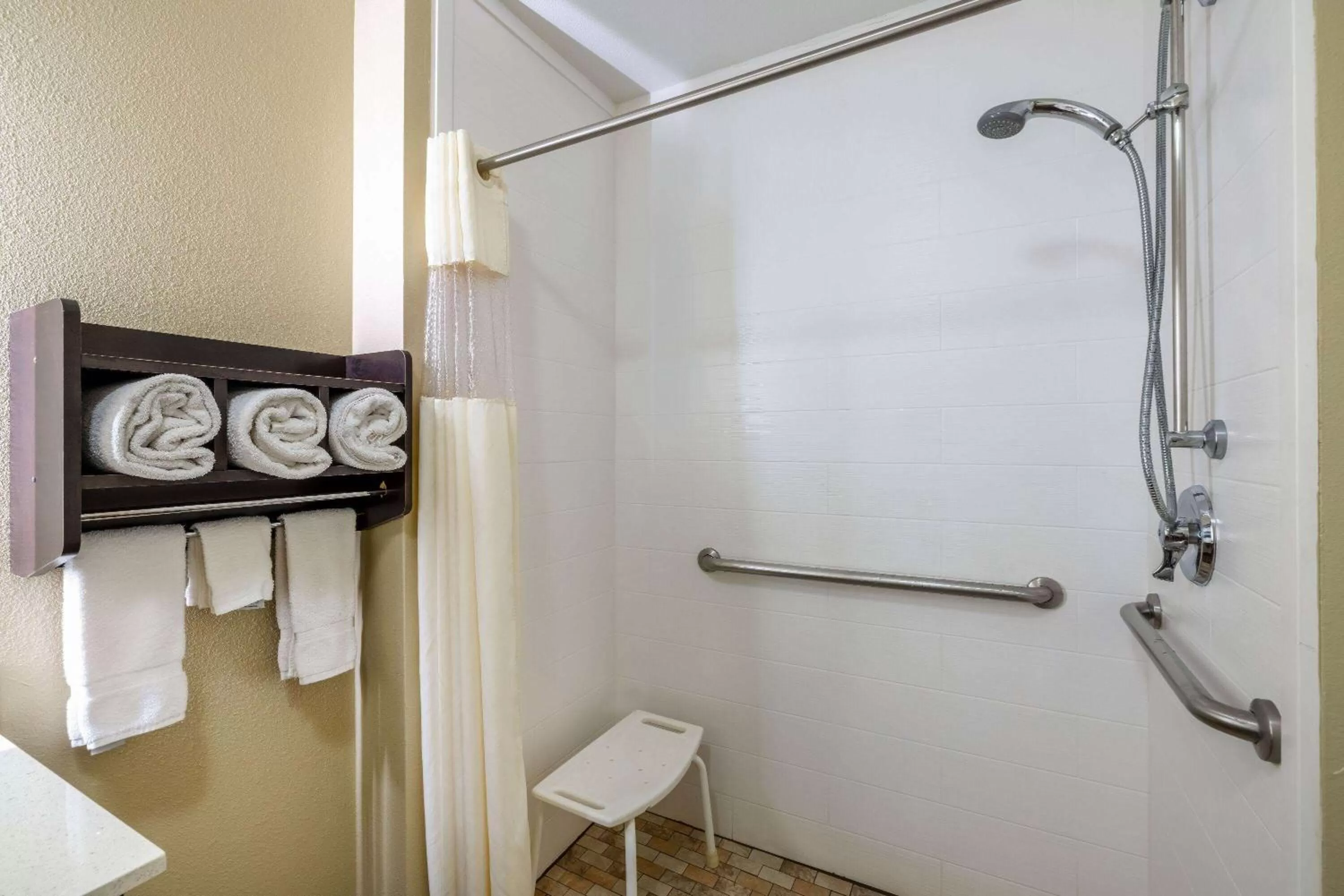 Shower in La Quinta by Wyndham Artesia