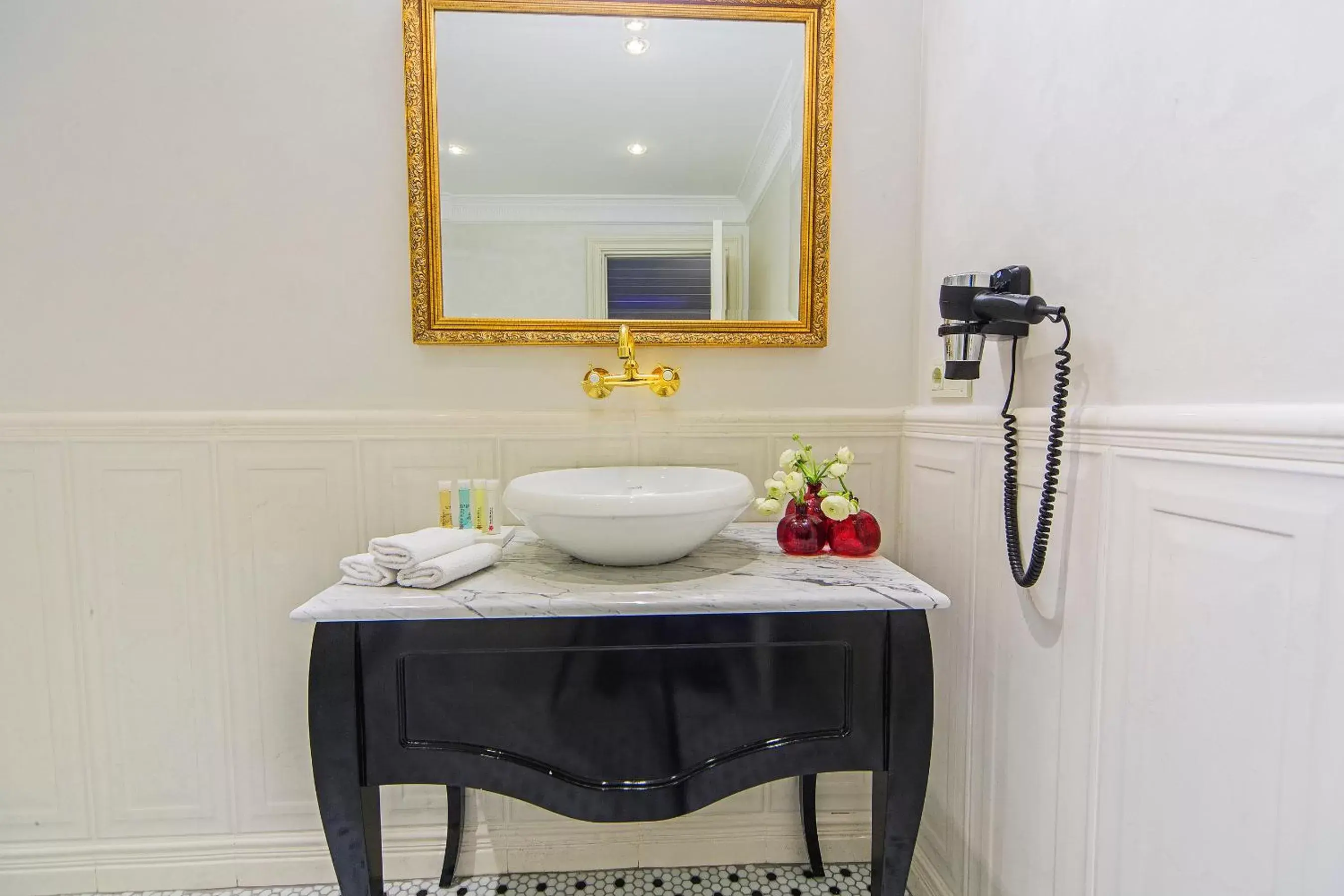 Bathroom in Meroddi Galata Mansion