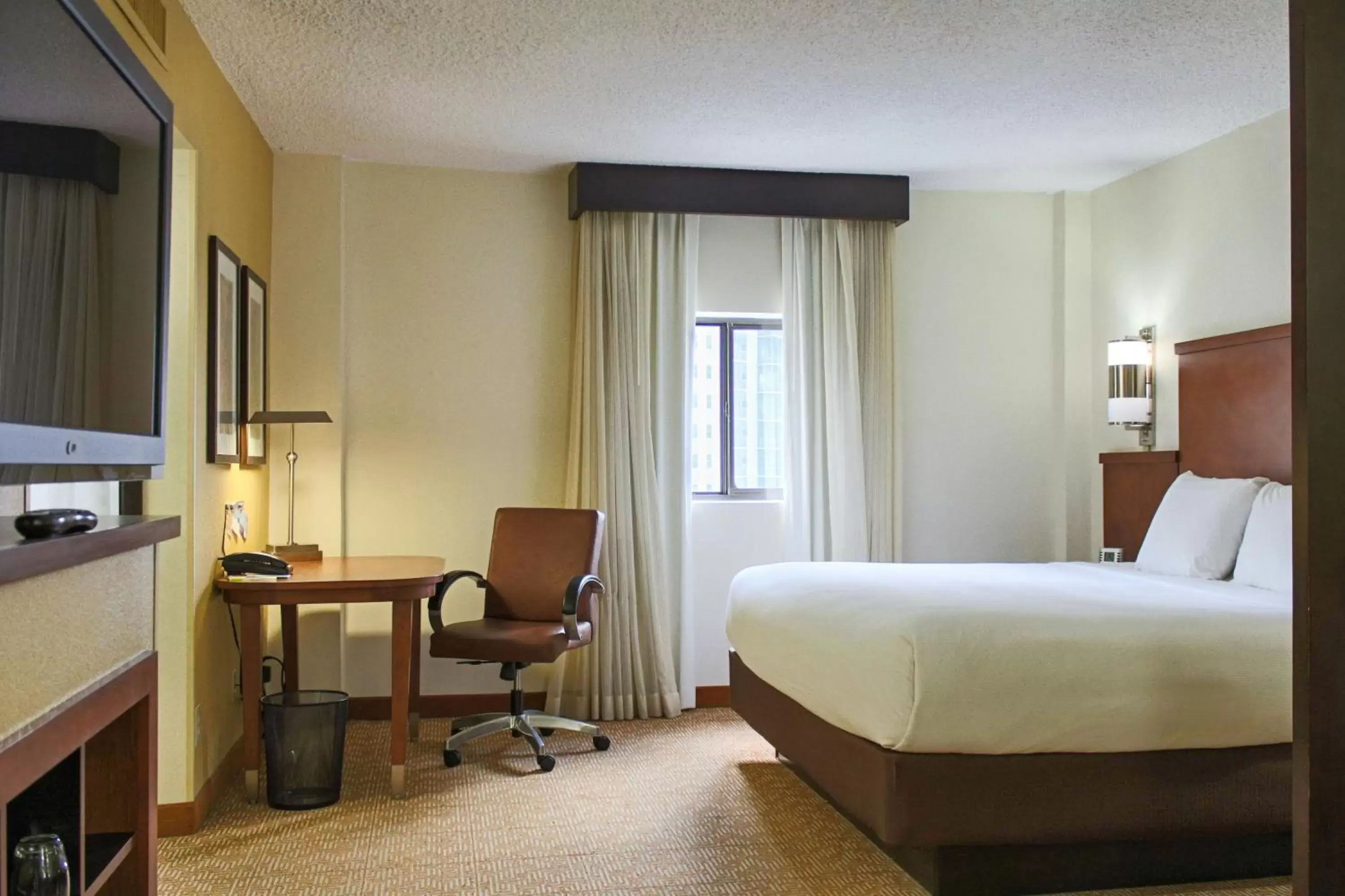 King Room with Sofa Bed and Accessible Tub - Disability Access in Hyatt Place Atlanta Downtown