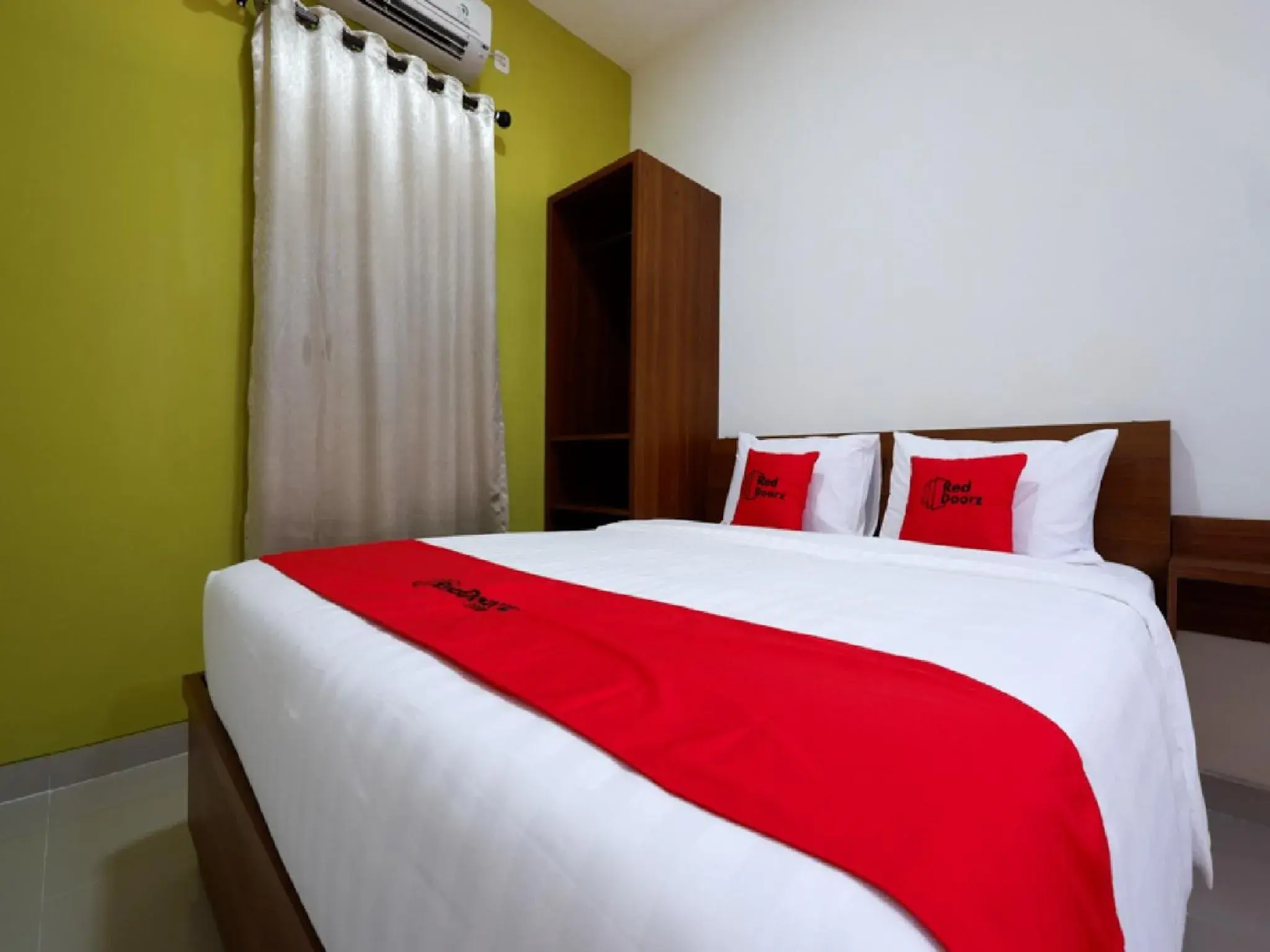 Bedroom, Bed in RedDoorz Plus near Paragon Mall Semarang