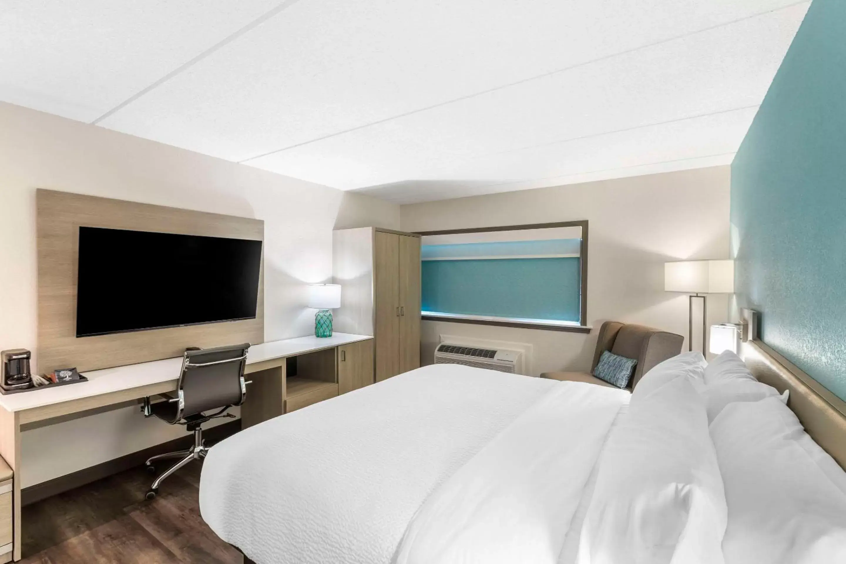 Bedroom in The Harborview, Ascend Hotel Collection