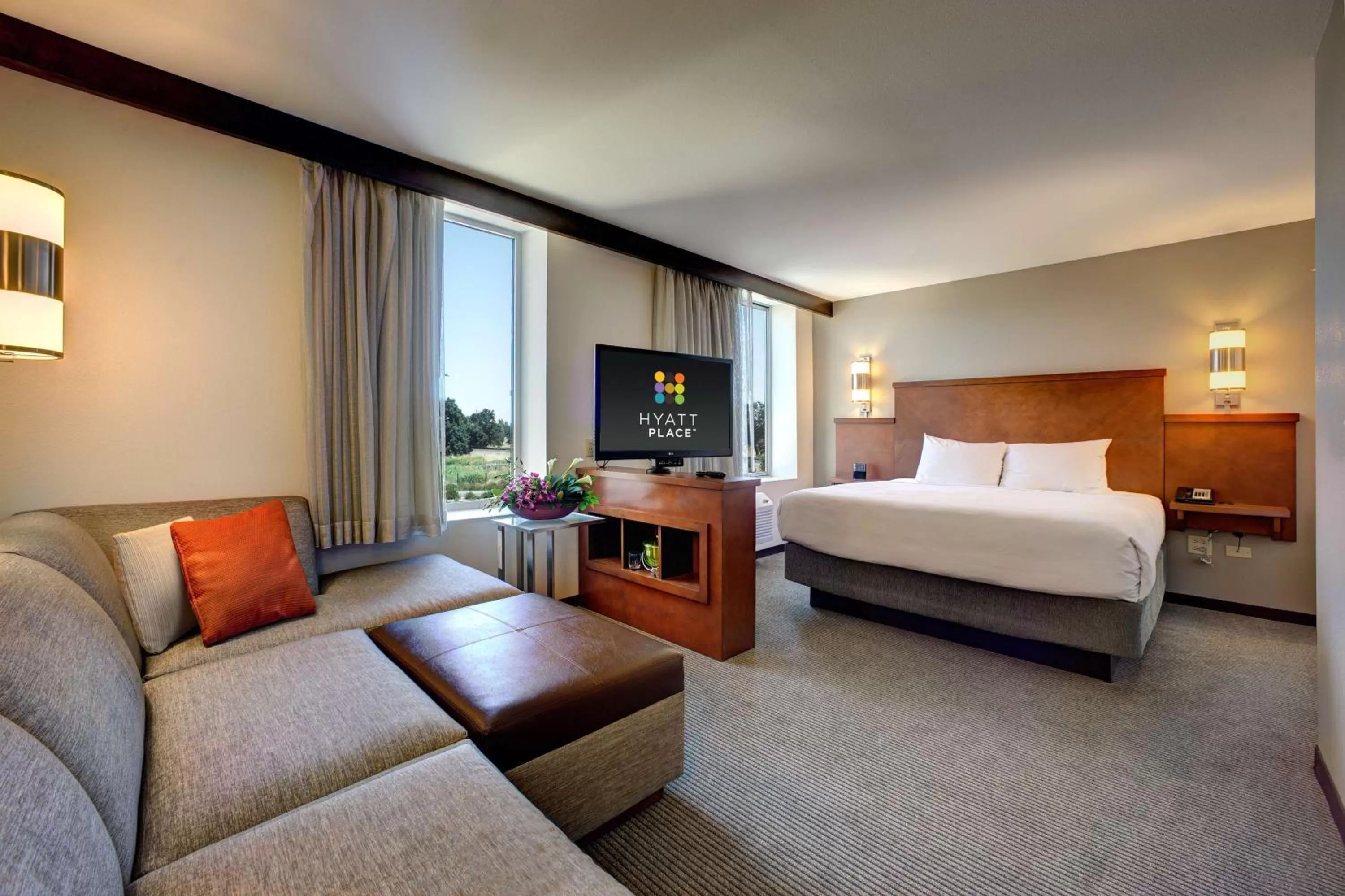 Photo of the whole room, Bed in Hyatt Place UC Davis