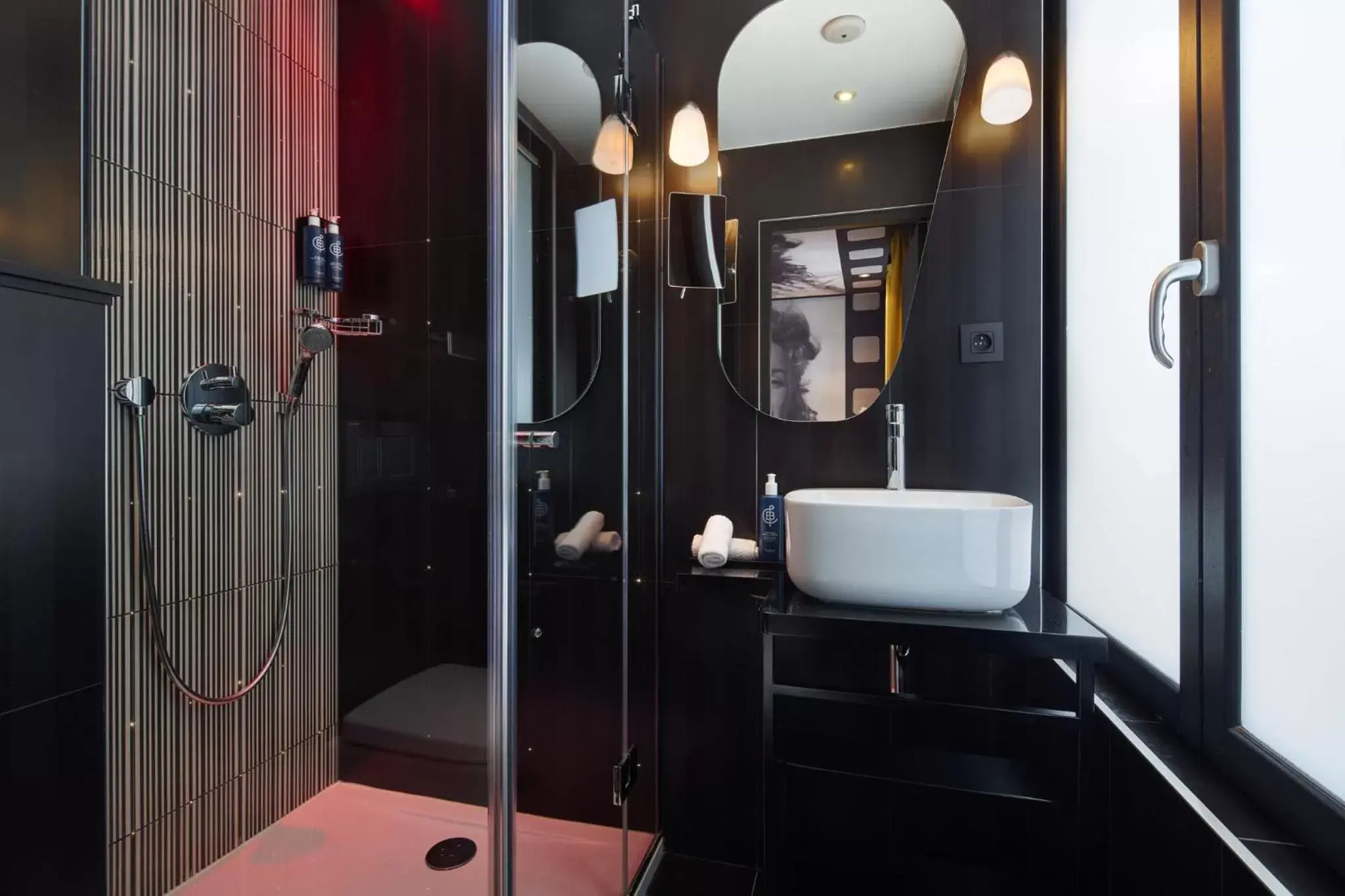Bathroom in Platine Hotel