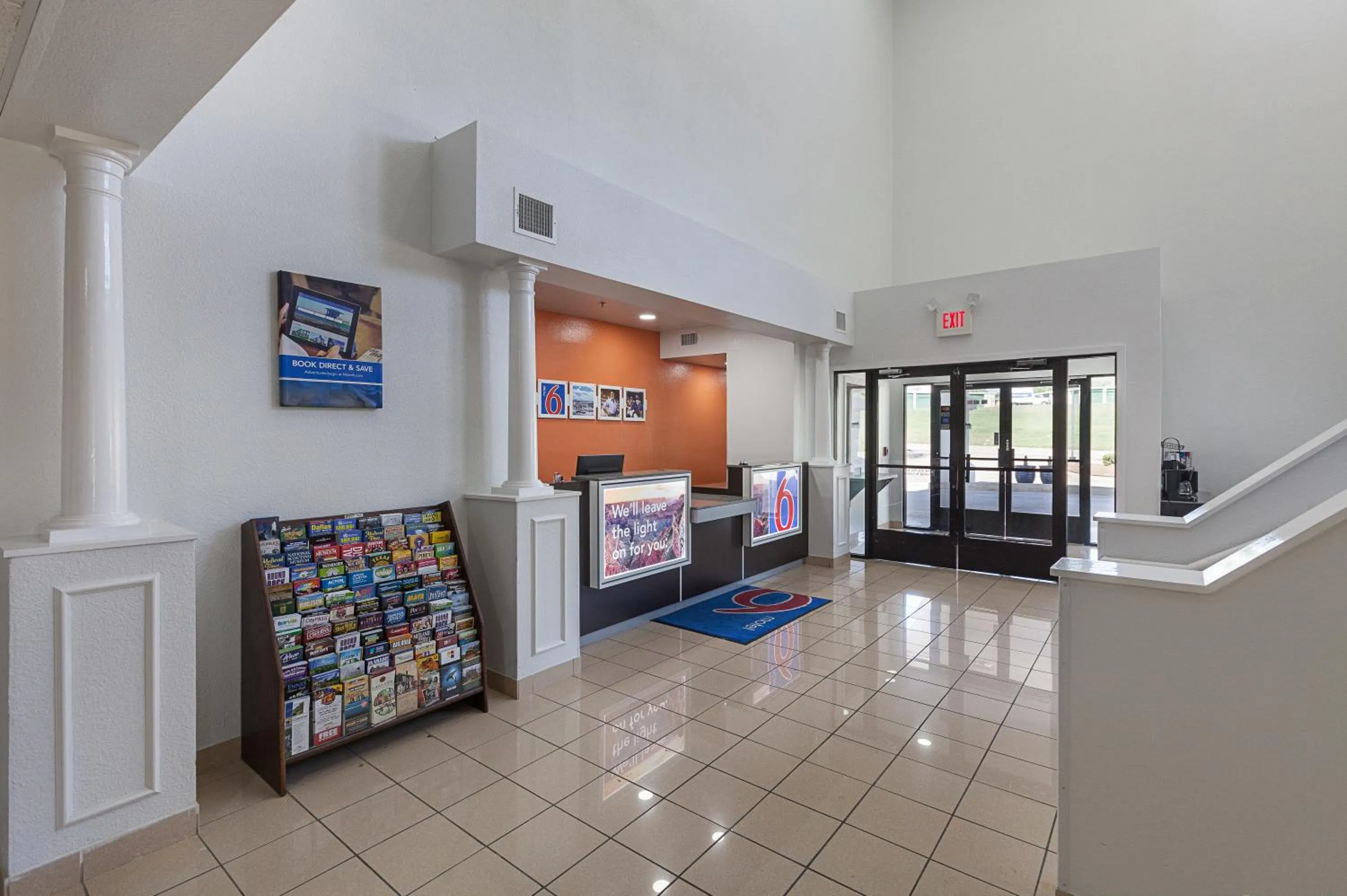 Lobby or reception in Motel 6-Bedford, TX - Fort Worth