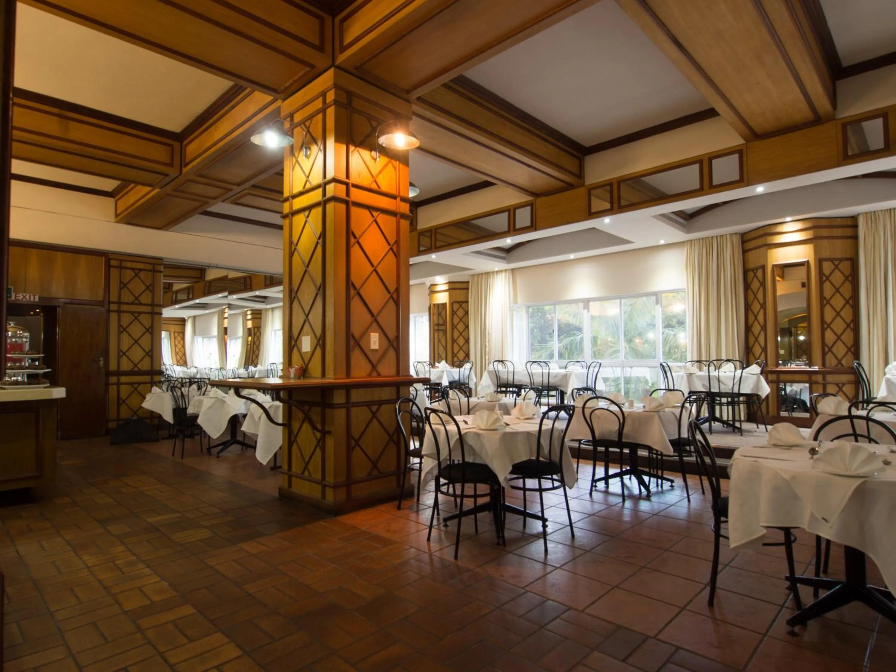 Restaurant/places to eat in Albany Hotel