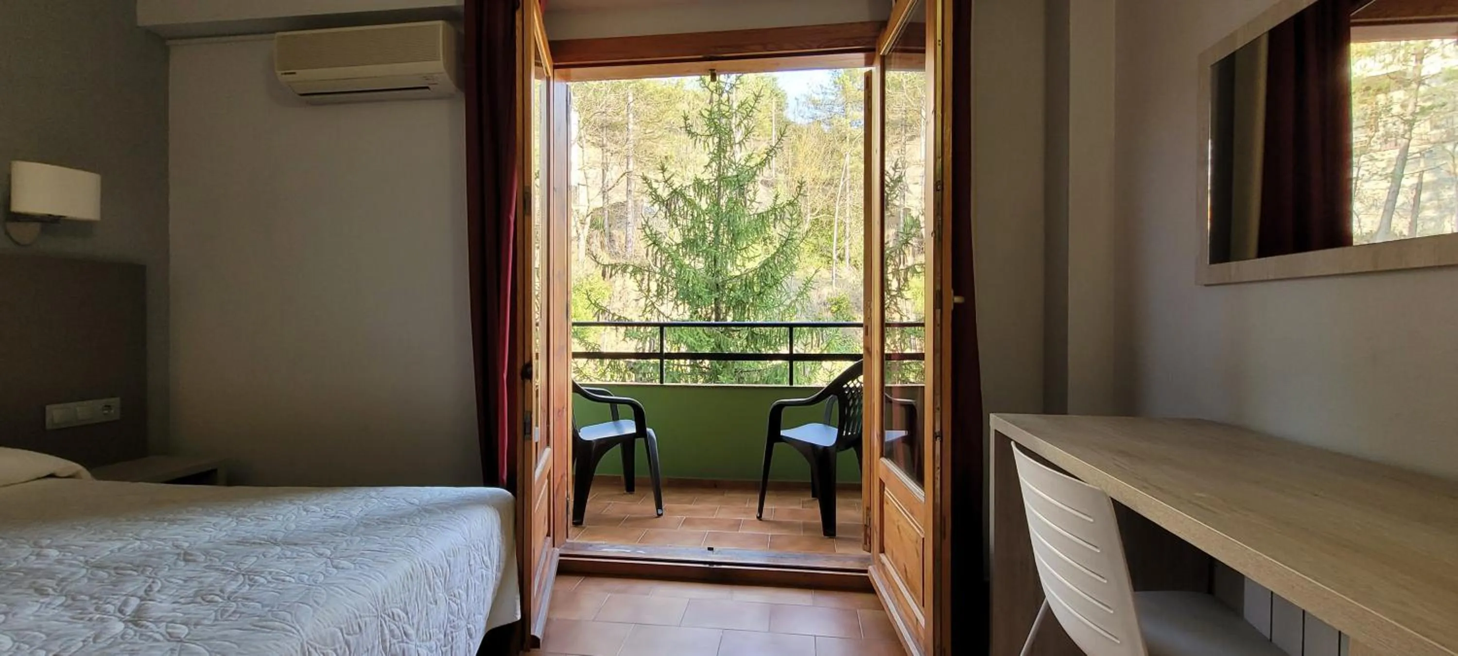 Balcony/Terrace, Bed in Hotel Meson de L’Ainsa