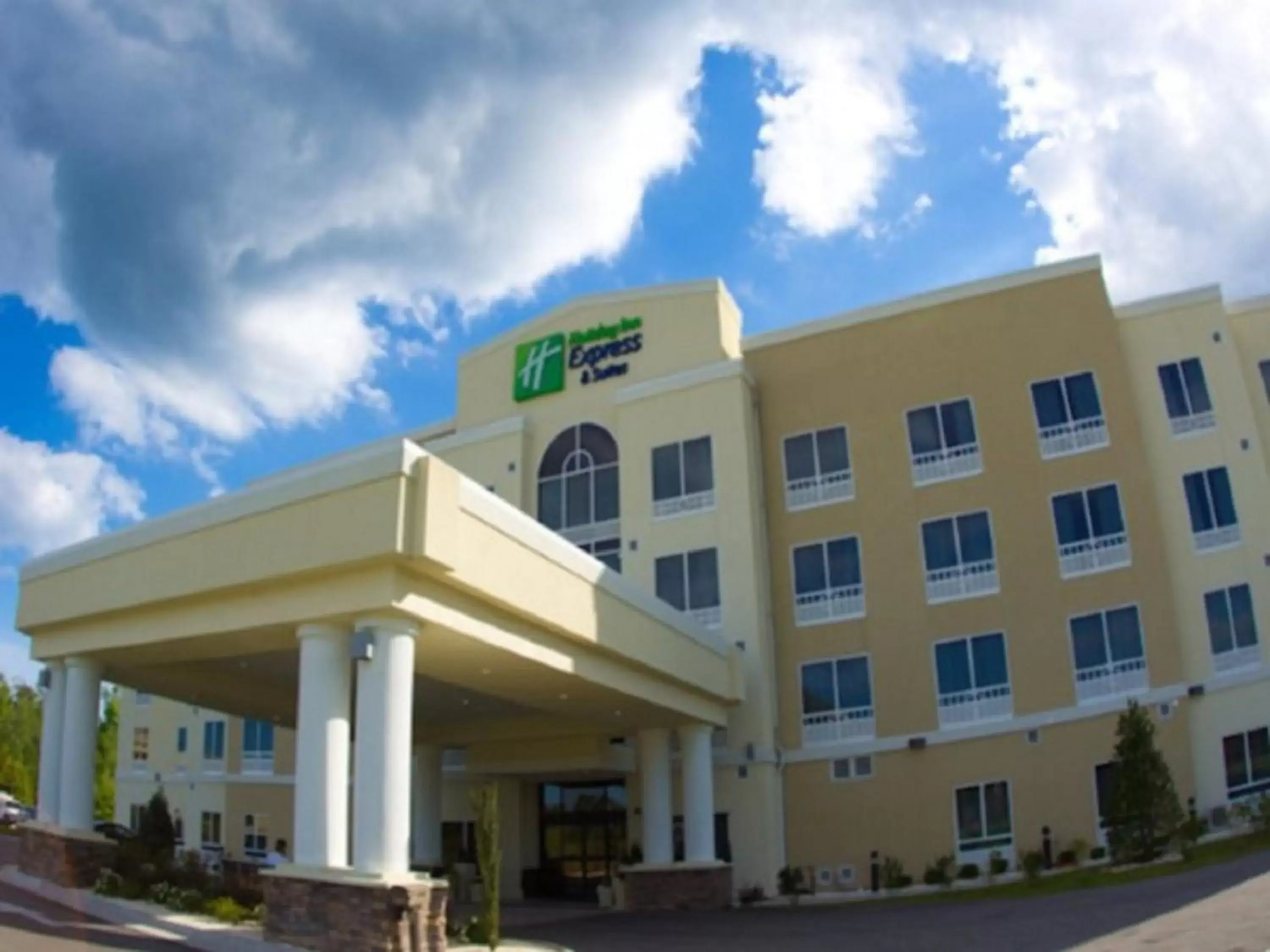 Property Building in Holiday Inn Express & Suites Havelock Northwest New Bern, an IHG Hotel