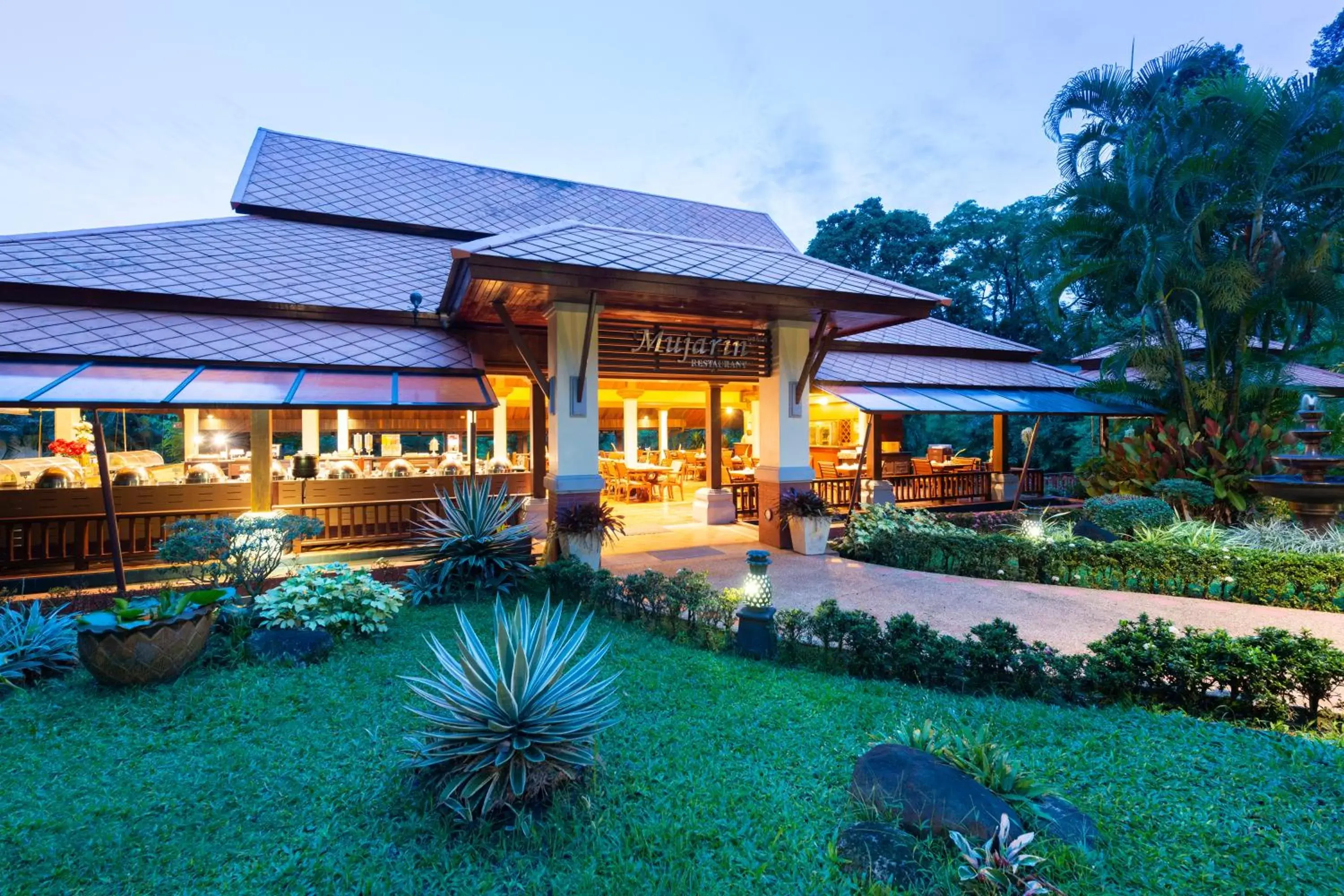 Restaurant/places to eat, Property Building in Khaolak Bayfront Resort