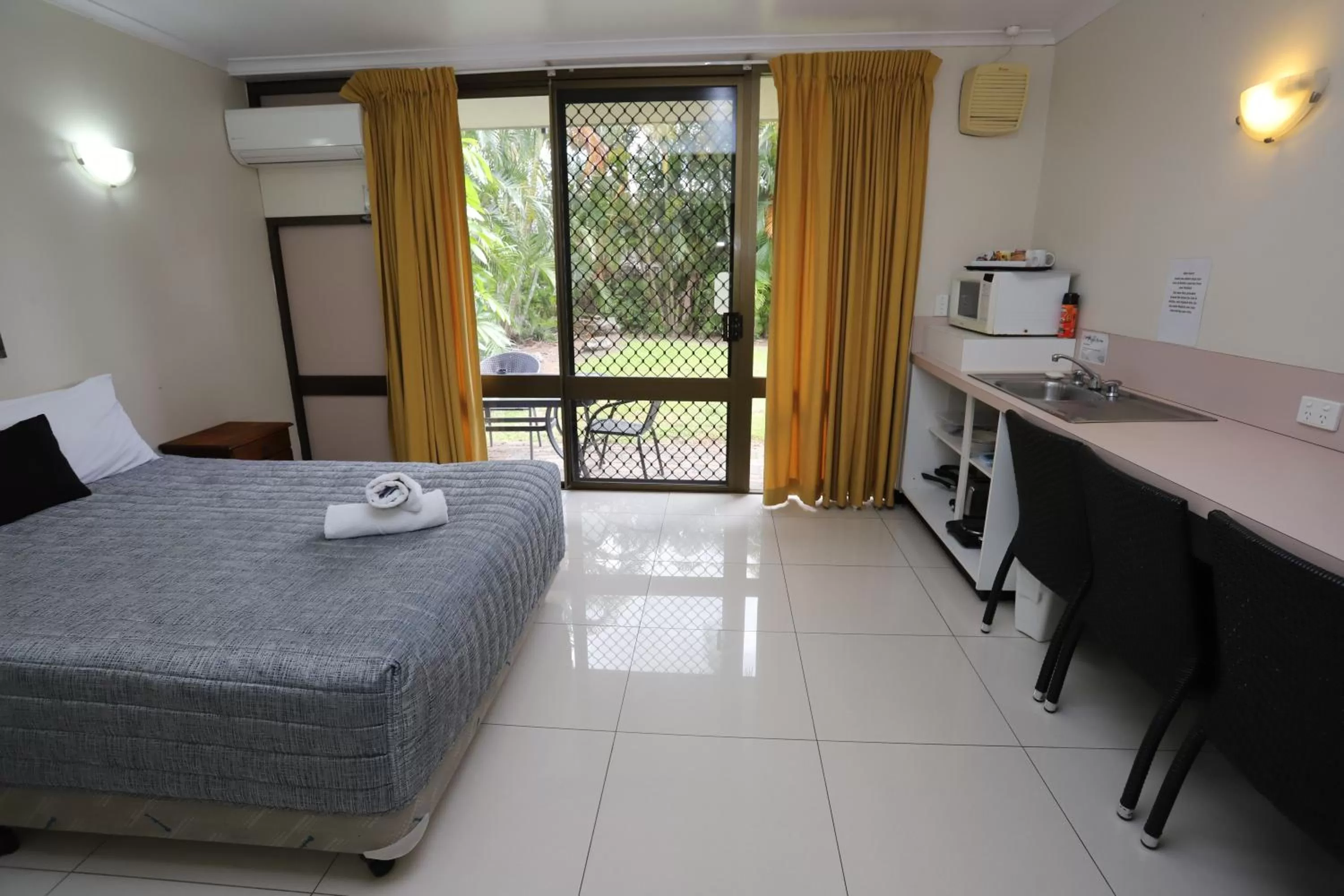 Photo of the whole room, Bed in Miners Lodge Motor Inn