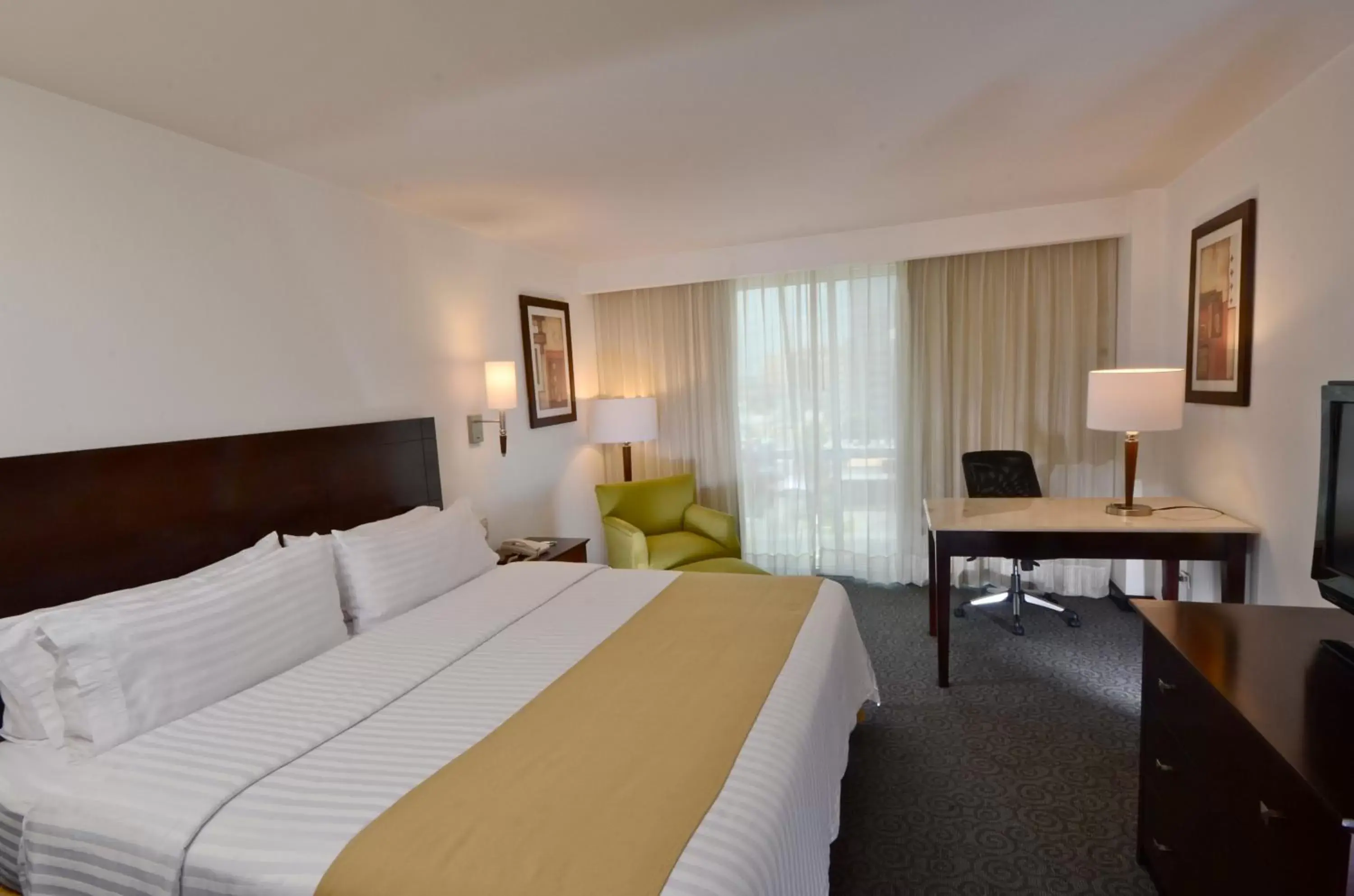 Bed in Holiday Inn Monterrey Valle, an IHG Hotel