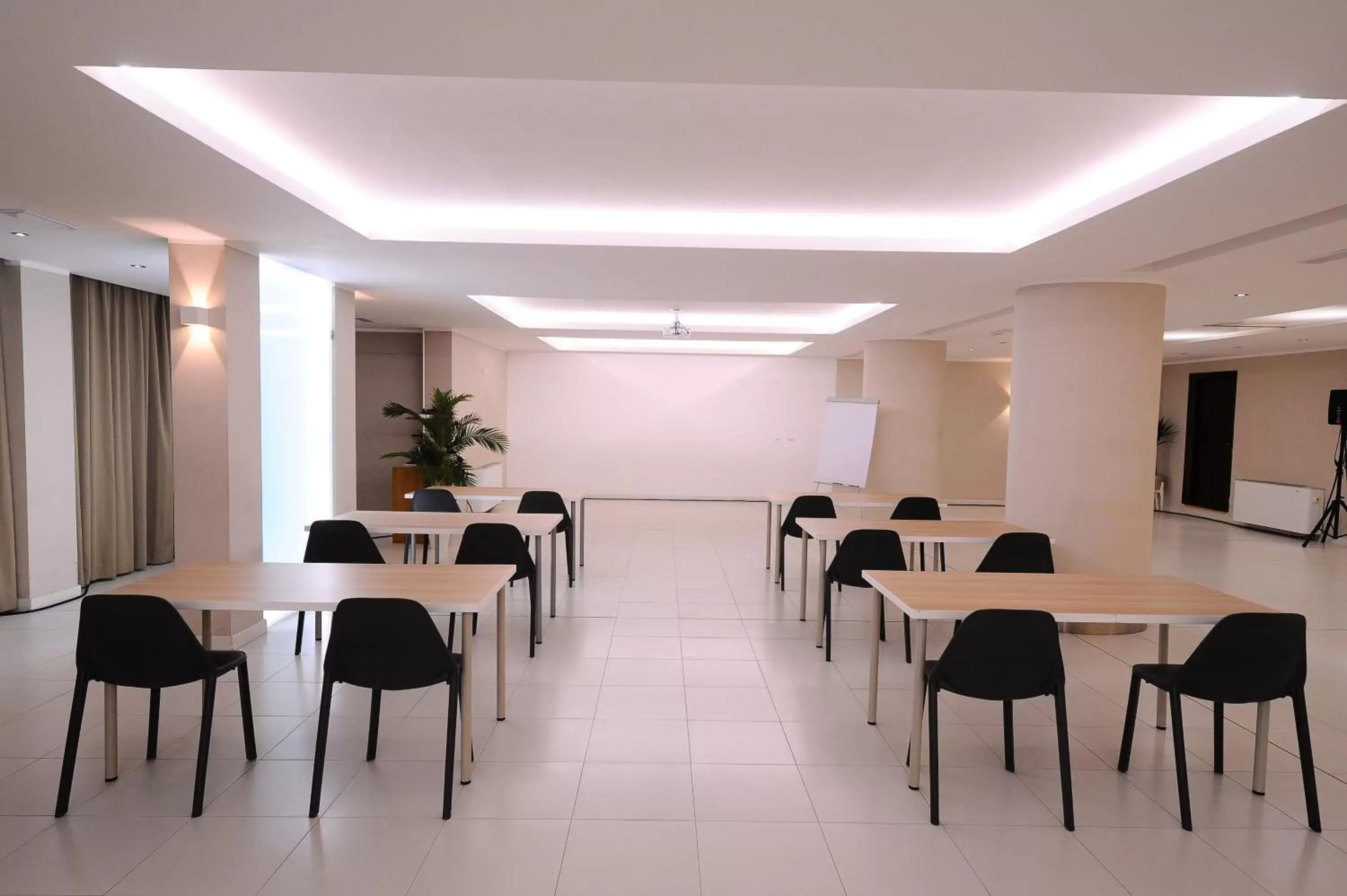 Business facilities in Casena Dei Colli, Sure Hotel Collection By Best Western