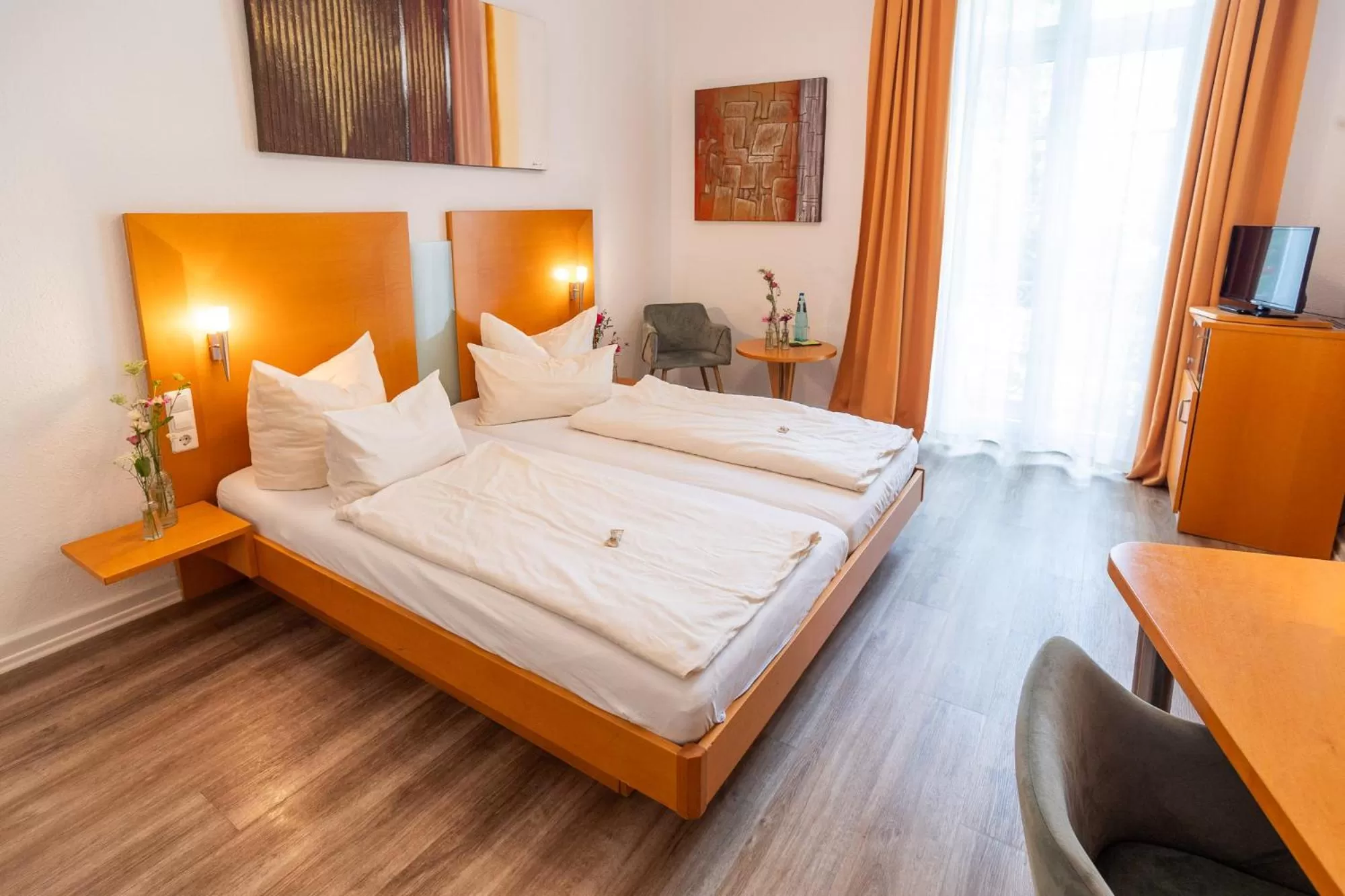 Photo of the whole room, Bed in Alleehaus