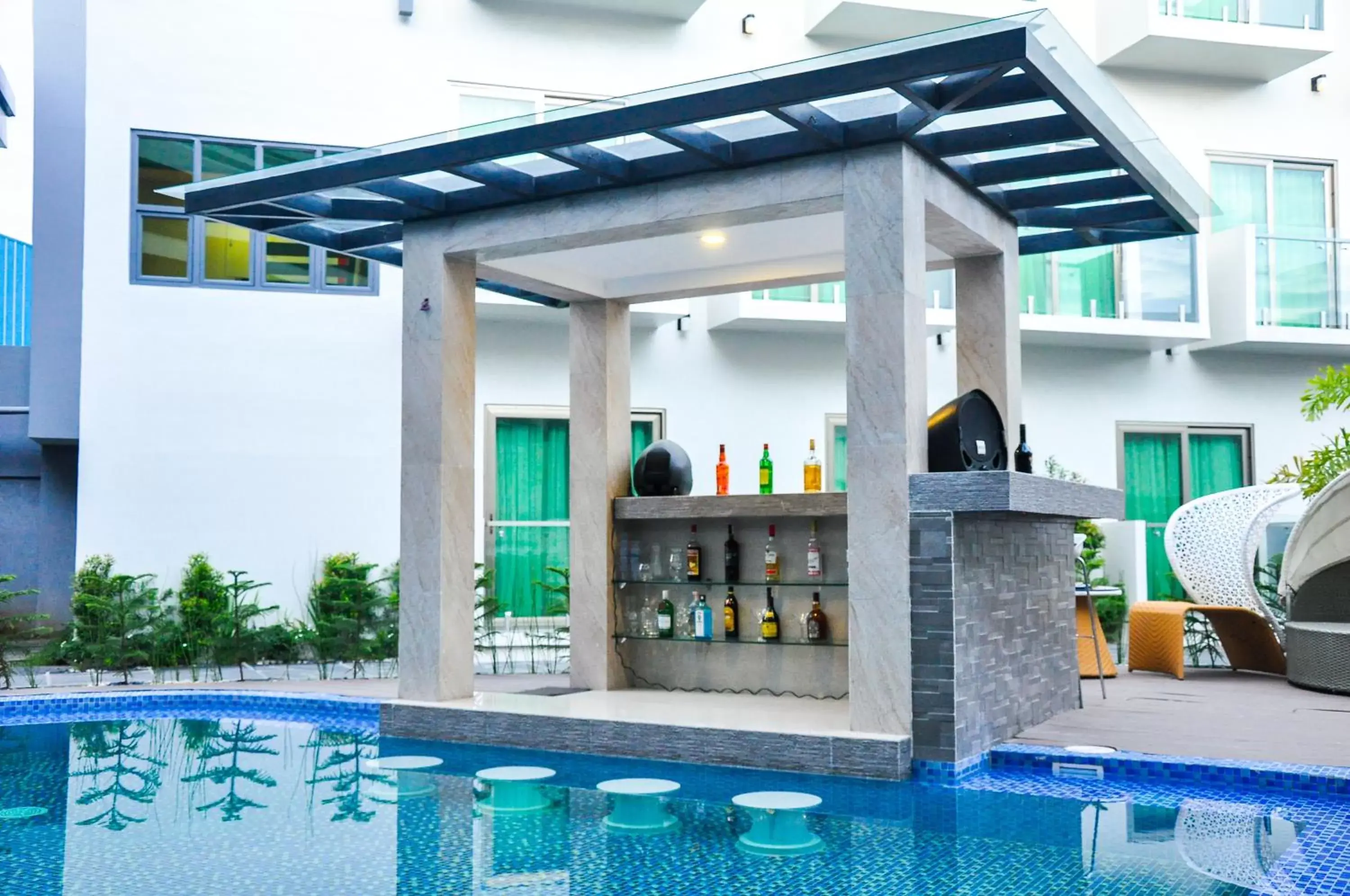 Lounge or bar, Swimming Pool in Eloisa Royal Suites