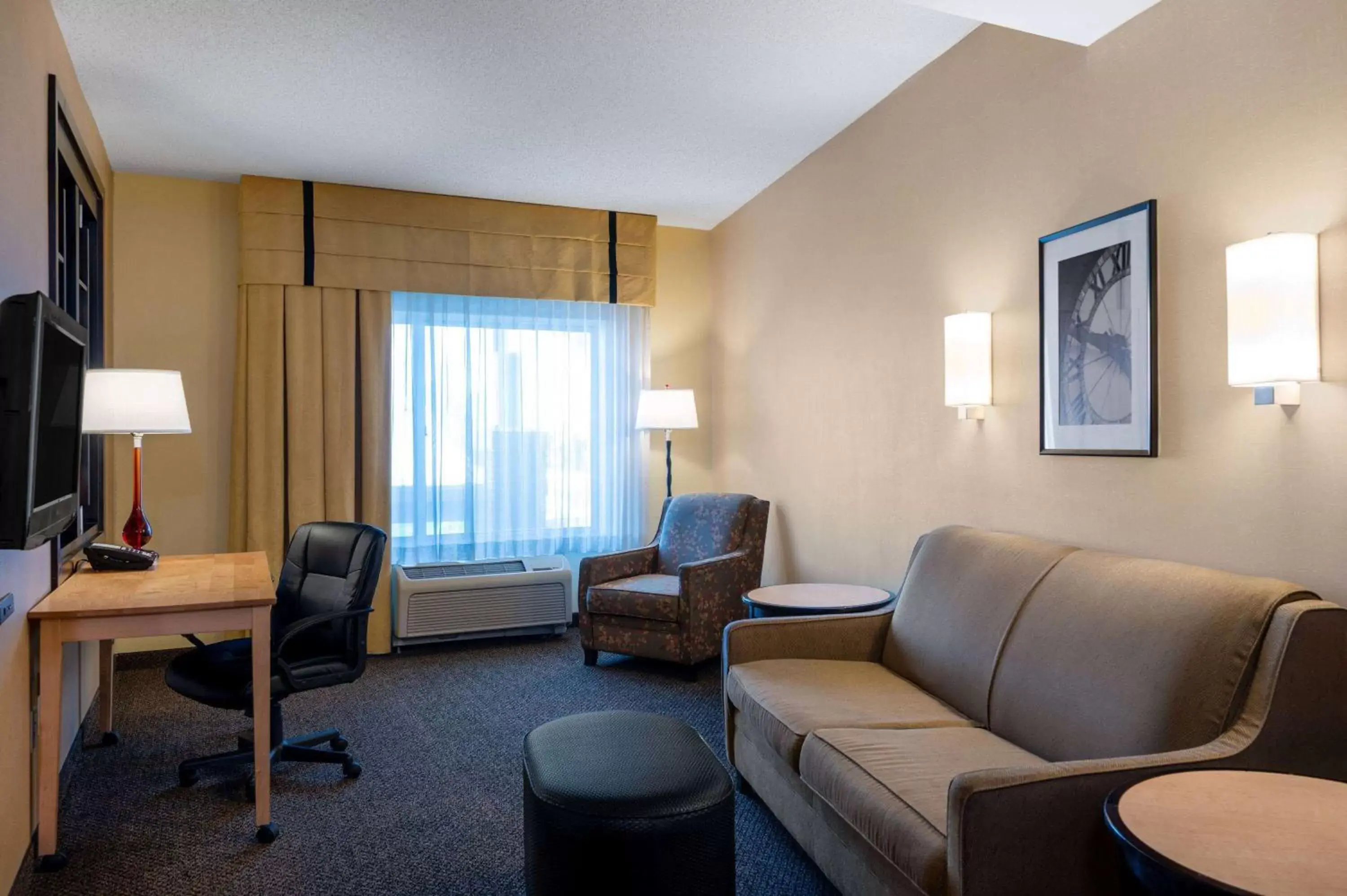 Bed, Seating Area in Wyndham Noblesville