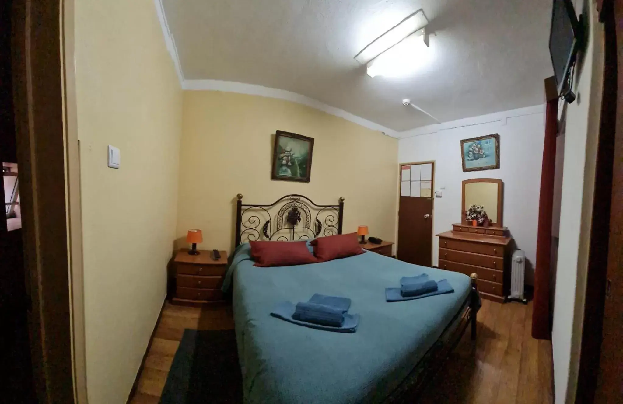 TV and multimedia, Bed in Pensao Residencial Flor dos Cavaleiros