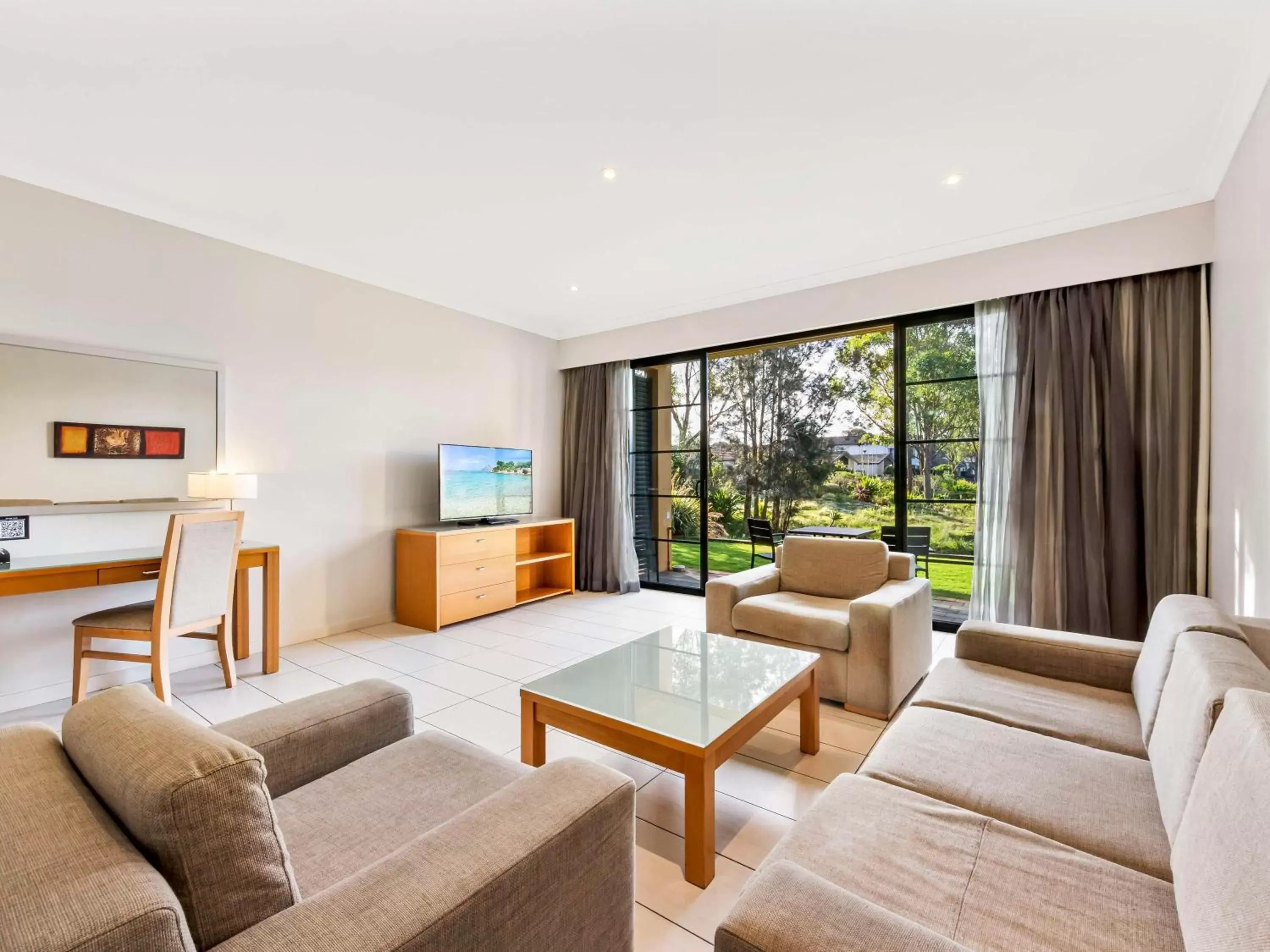 Living room, Seating Area in Mercure Kooindah Waters Central Coast