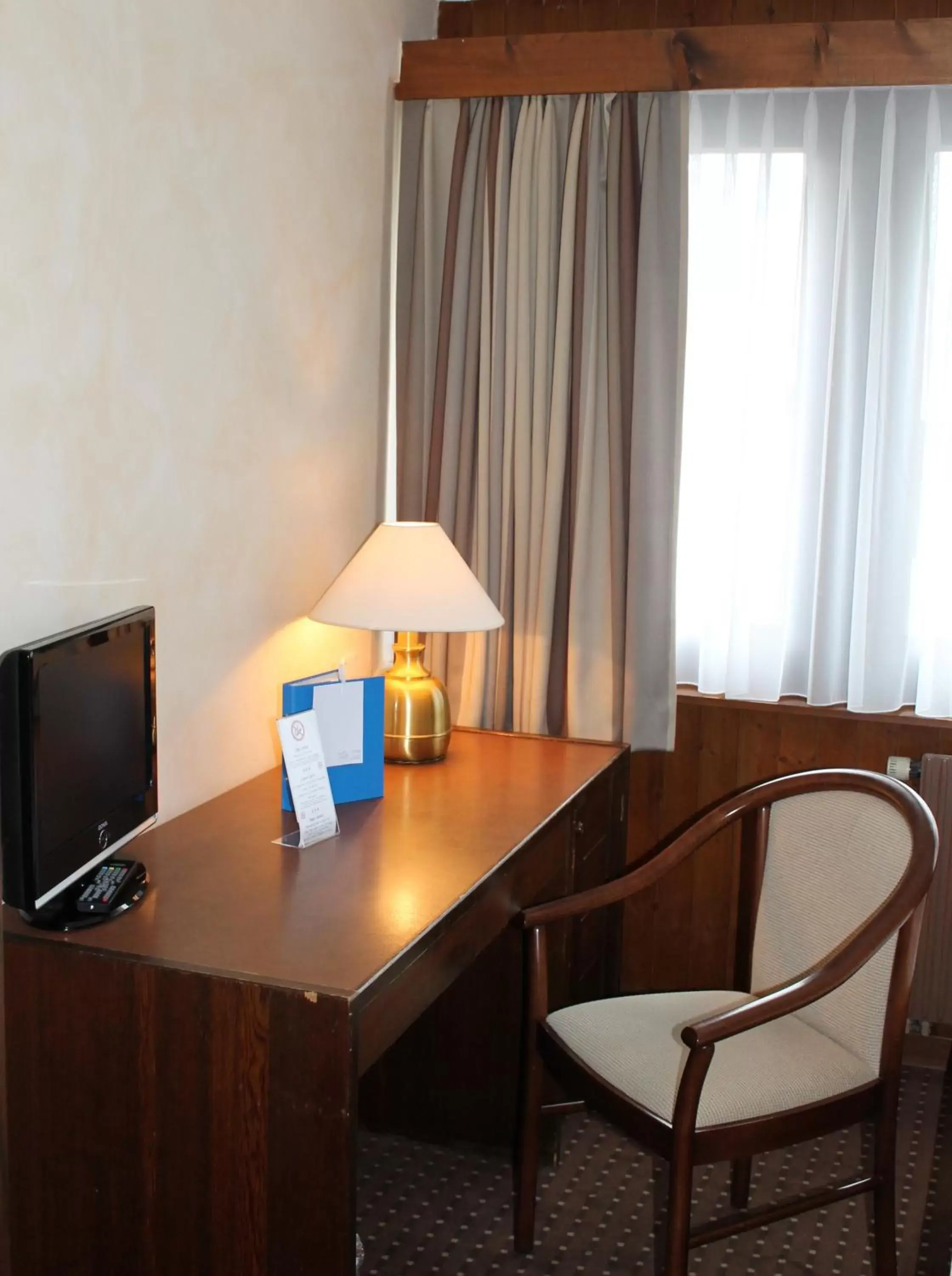 TV and multimedia, Seating Area in Hotel Restaurant La Porte d'Octodure