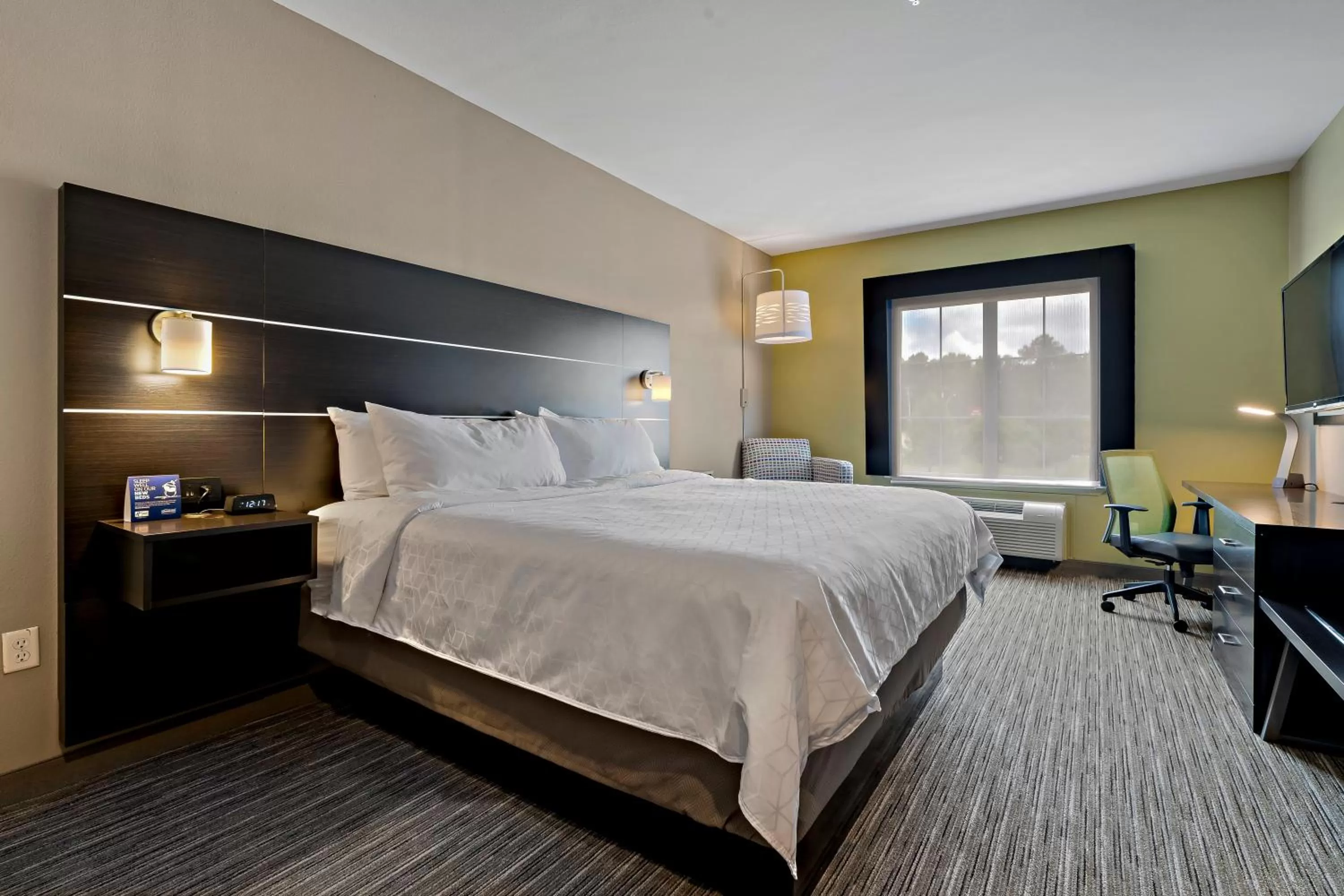 Photo of the whole room, Bed in Holiday Inn Express Hotel & Suites Kilgore North by IHG