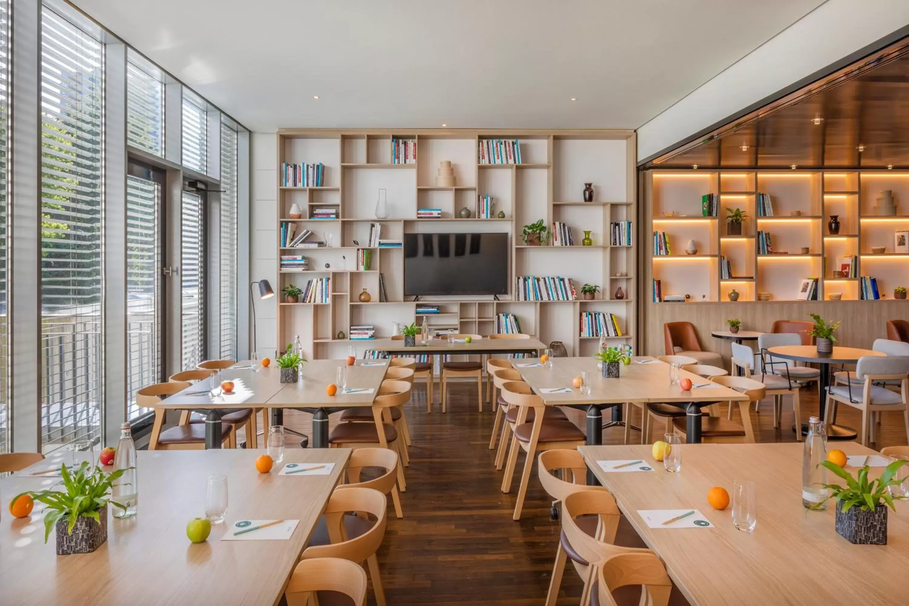 Meeting/conference room, Restaurant/Places to Eat in INNSiDE by Meliá Düsseldorf Seestern