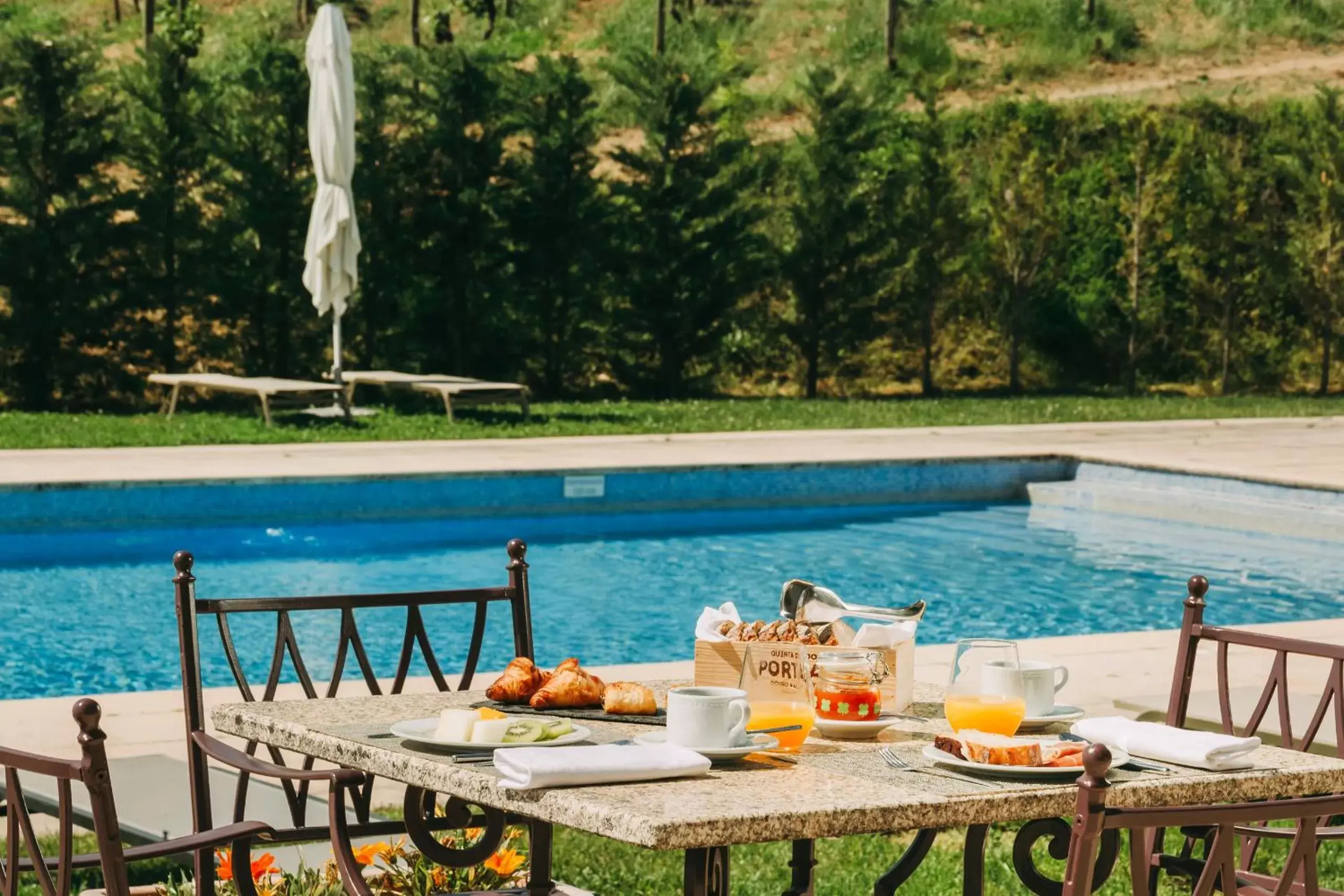 Breakfast, Swimming Pool in Casa das Pipas / Quinta do Portal