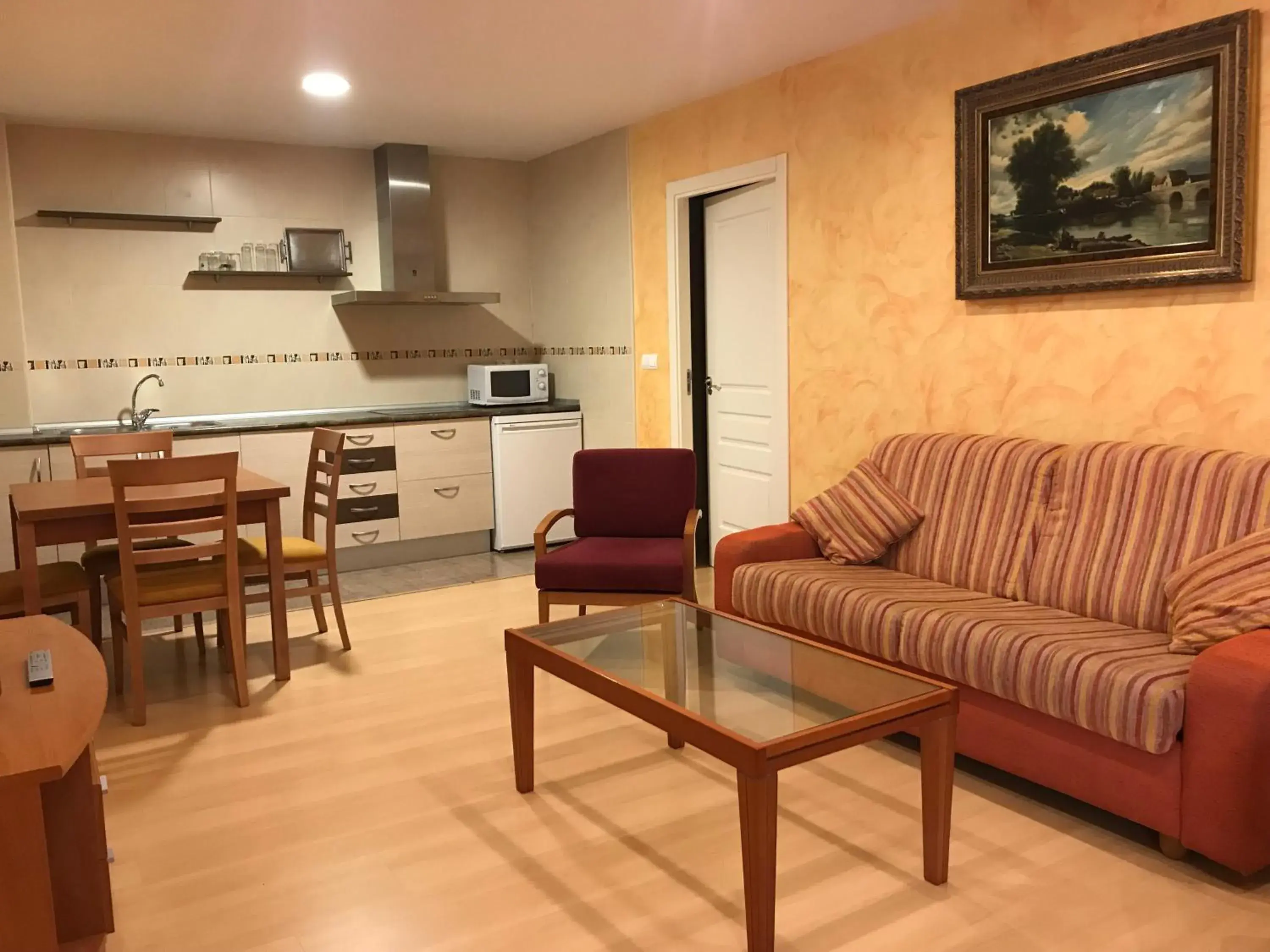 Kitchen or kitchenette, Seating Area in Hotel Alfonso VIII De Cuenca