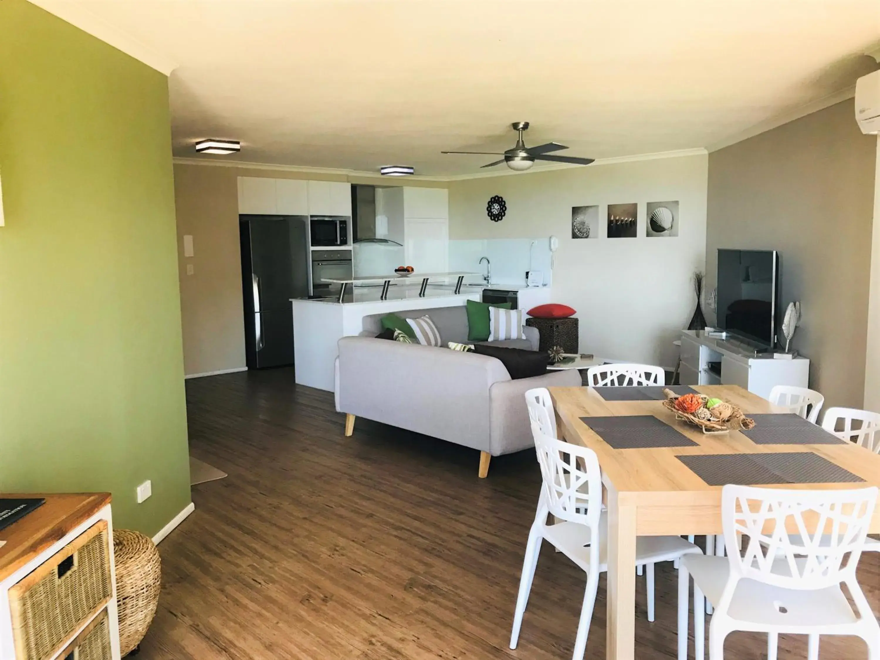 Photo of the whole room, Dining Area in Sanctuary Beach Resort