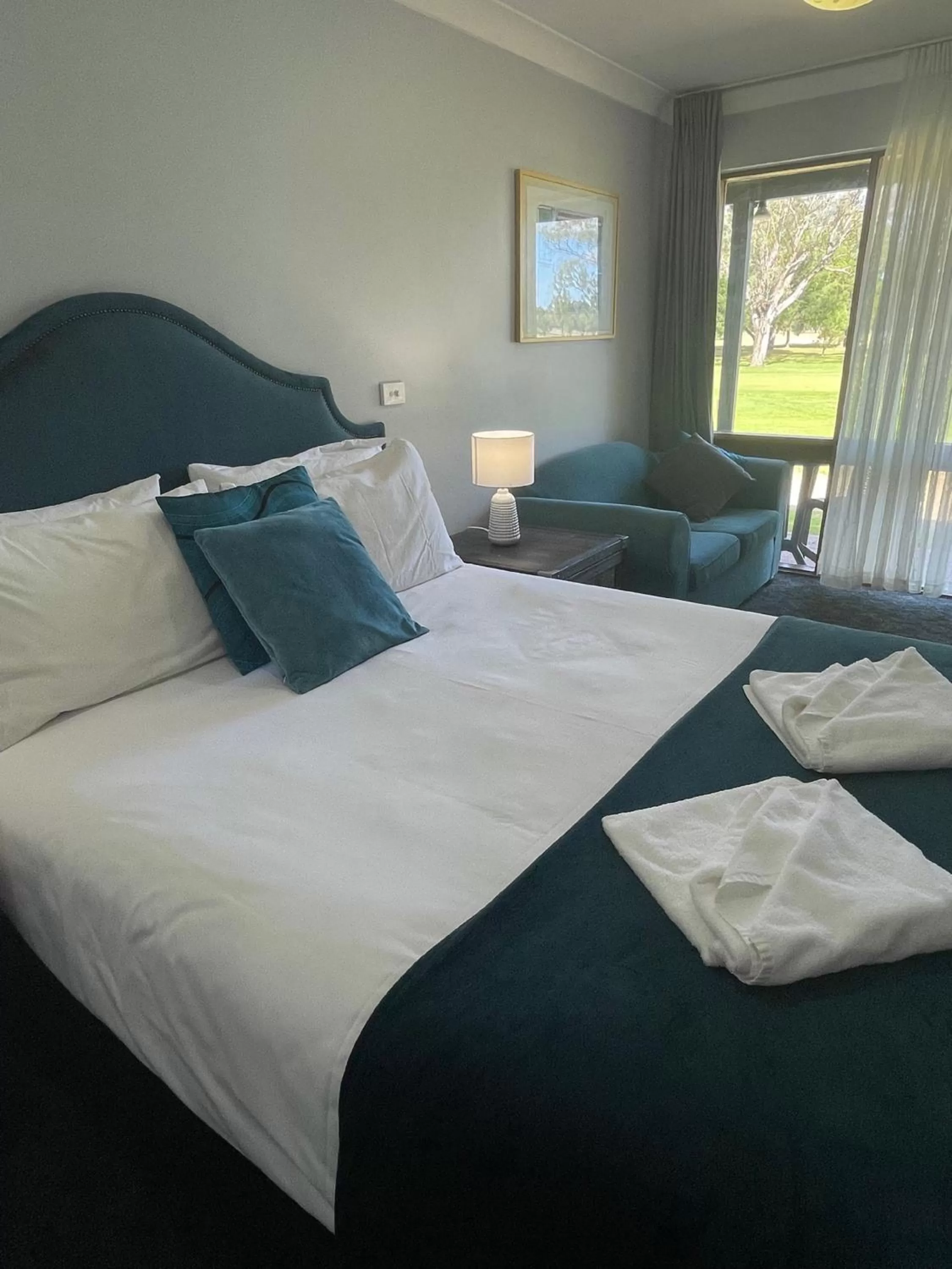 Bed in Town & Country Motor Inn