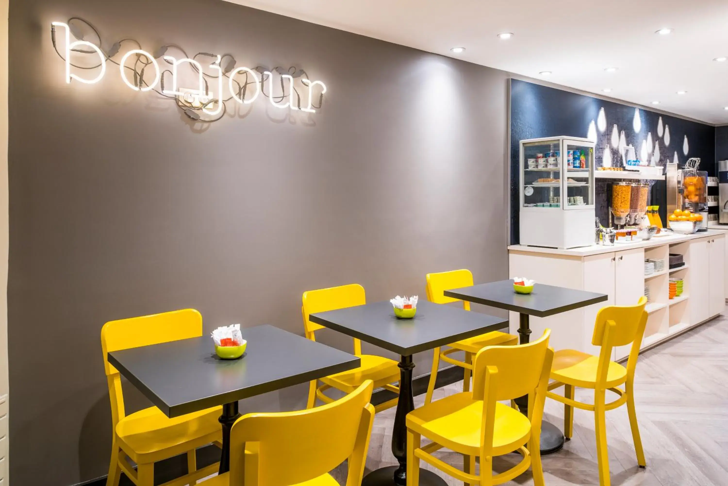 Food and drinks, Restaurant/Places to Eat in ibis Styles Paris 15 Lecourbe