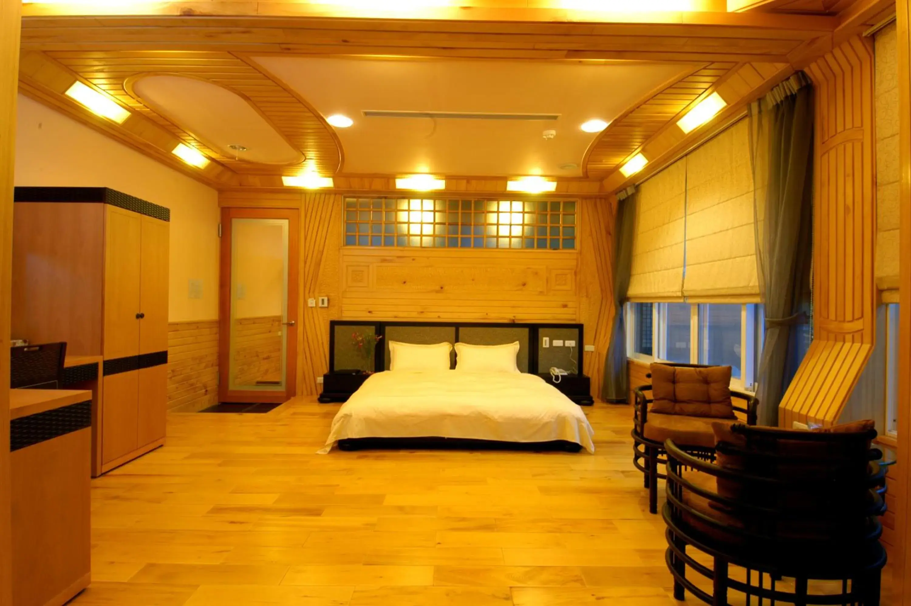 Photo of the whole room, Bed in Fullmoon Spa