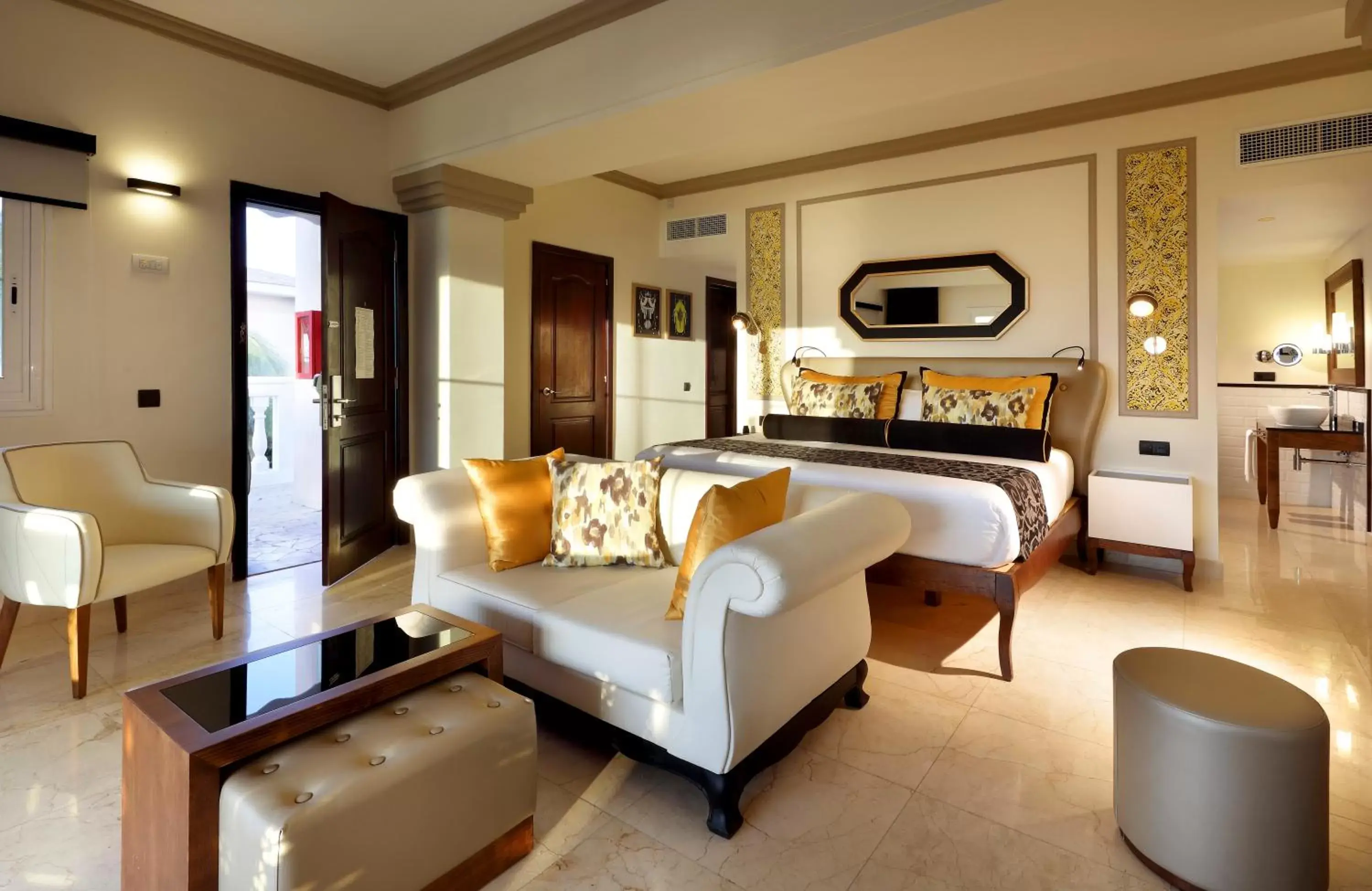 Living room, Seating Area in Grand Palladium Lady Hamilton Resort & Spa - All Inclusive