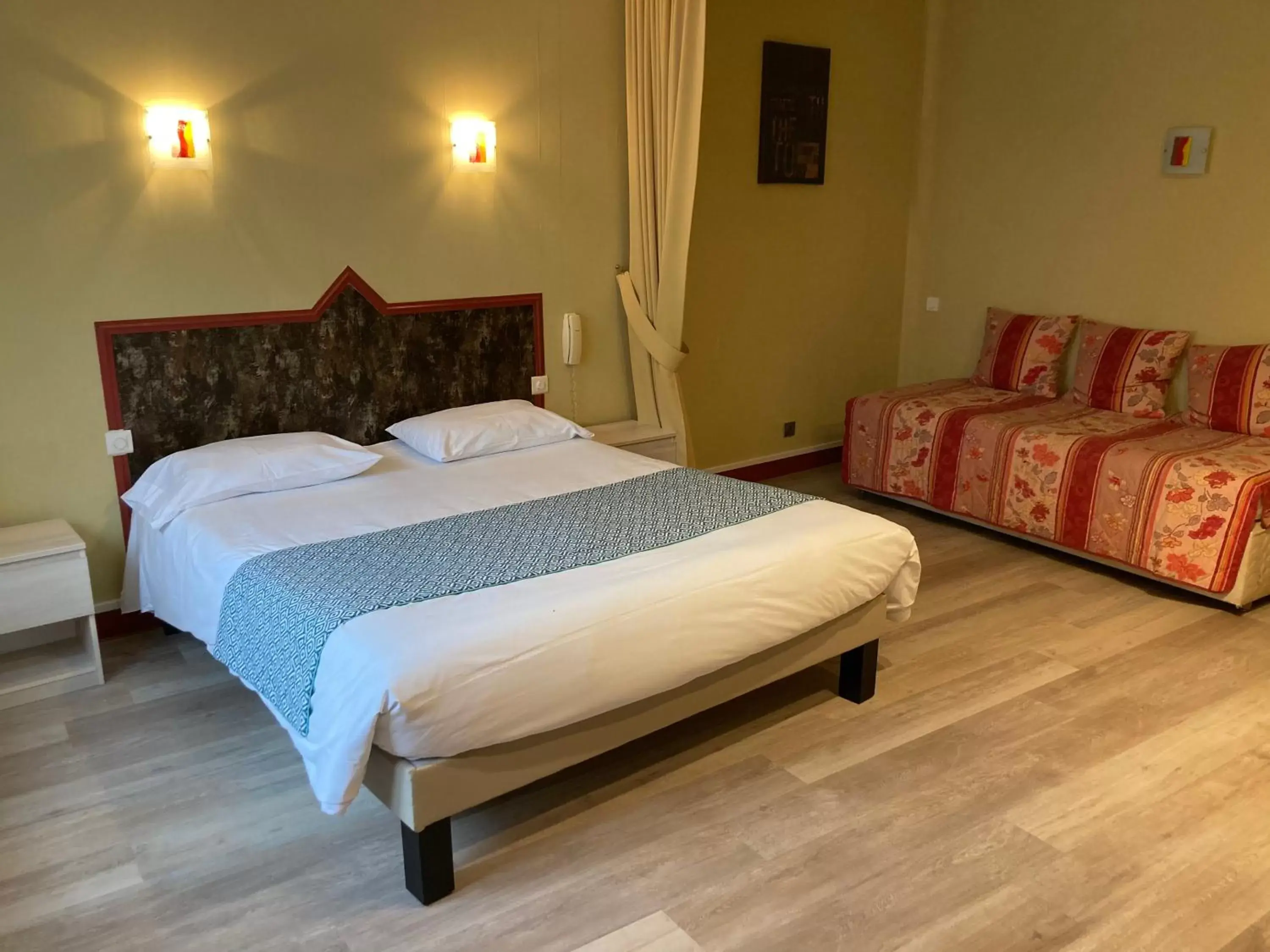 Property building, Bed in Hotel Le Bon Laboureur