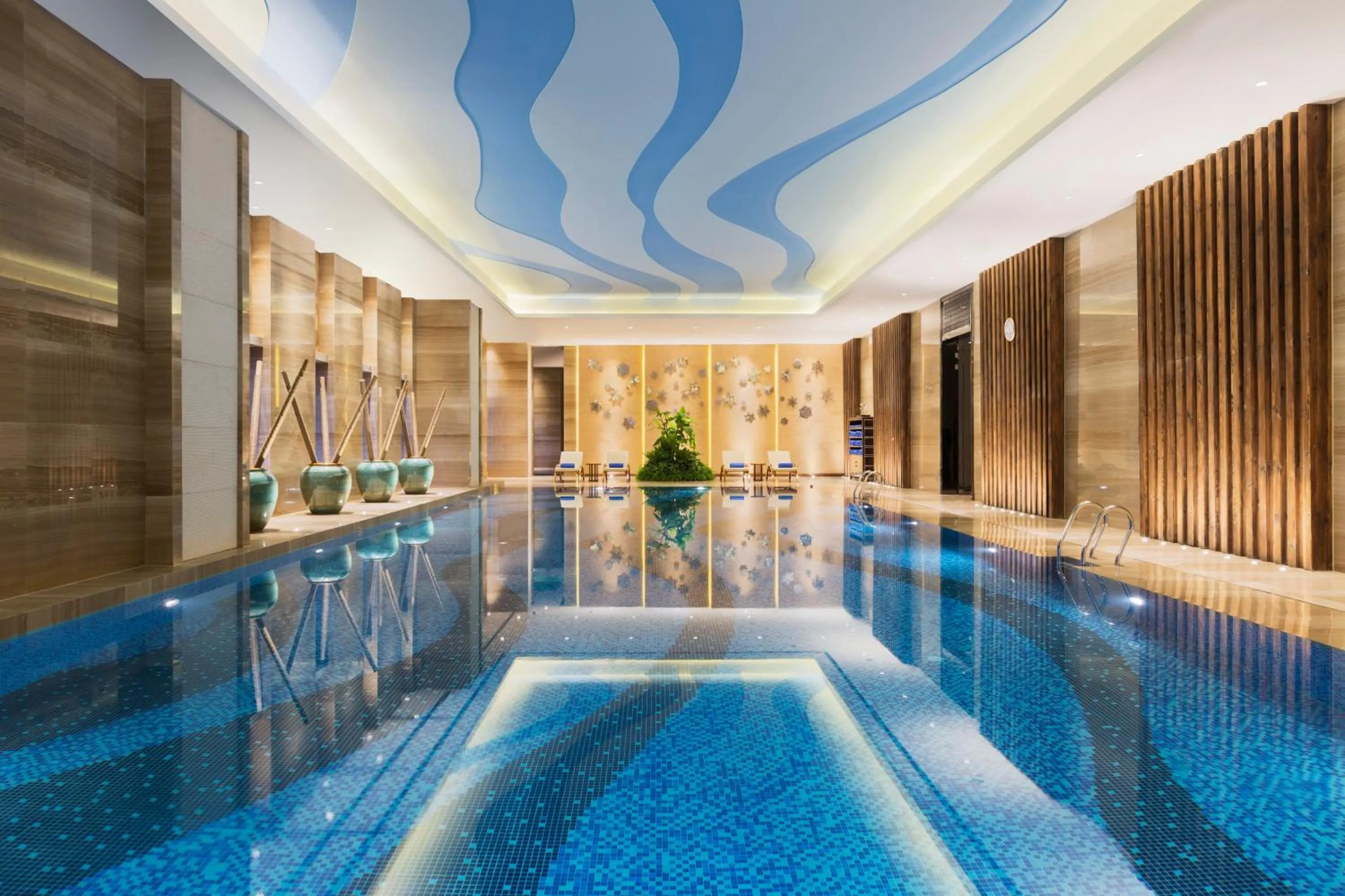 Swimming pool in Wanda Realm Harbin Hotel