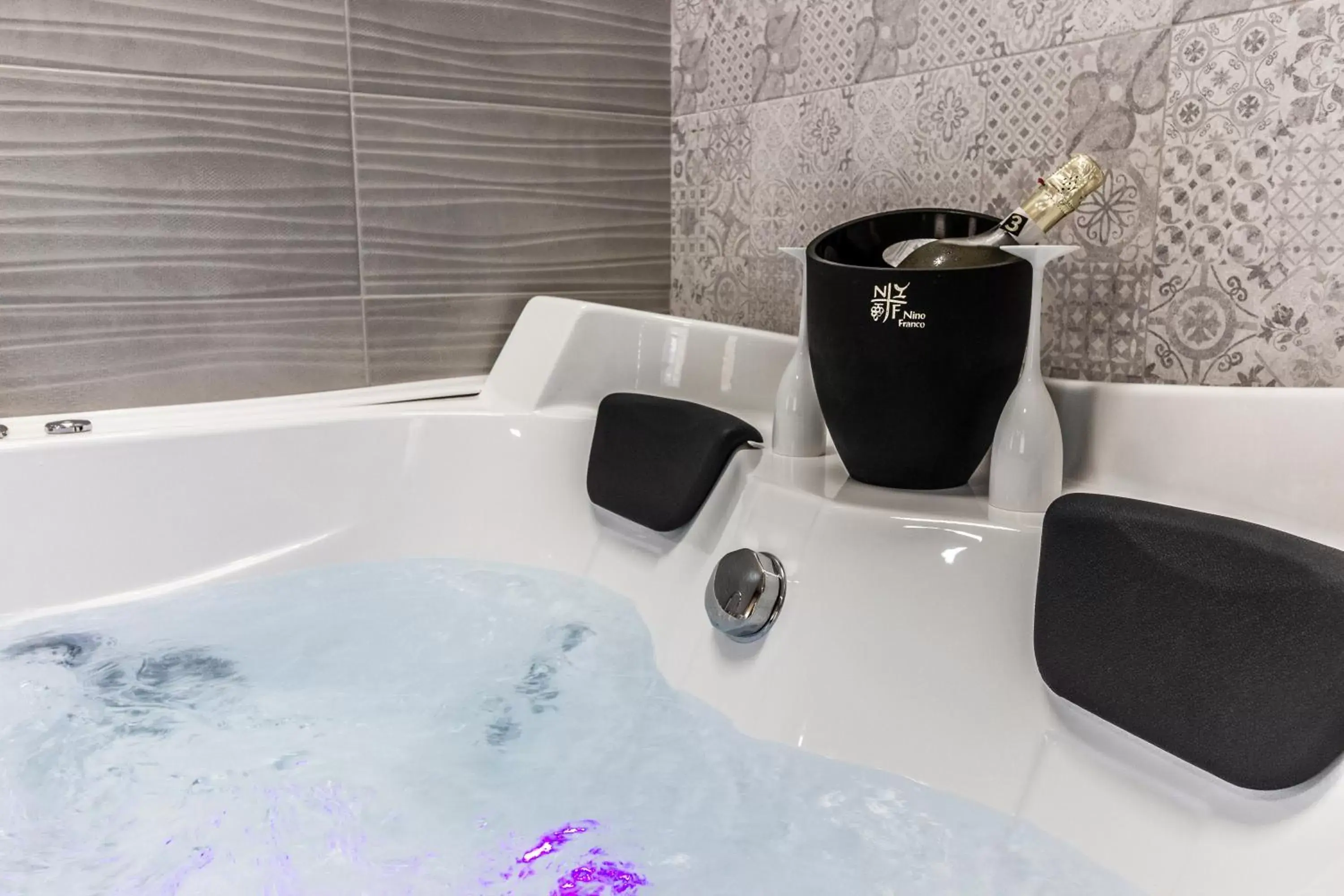 Hot Tub, Bathroom in Hotel Gran Sasso & SPA