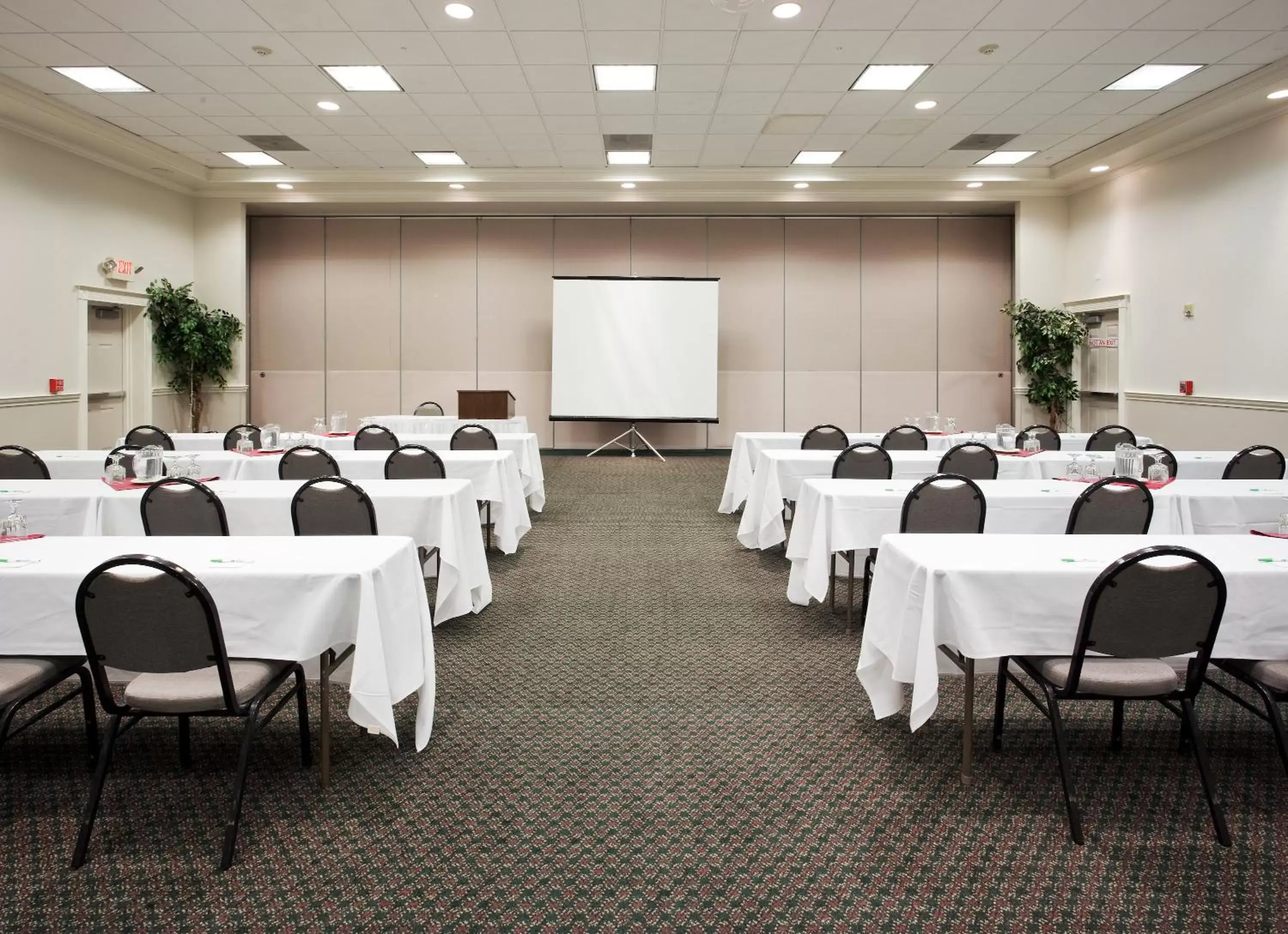 Meeting/conference room in Holiday Inn Redding, an IHG Hotel