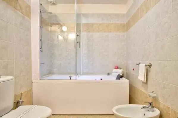 Hot Tub, Bathroom in Hotel La Locanda