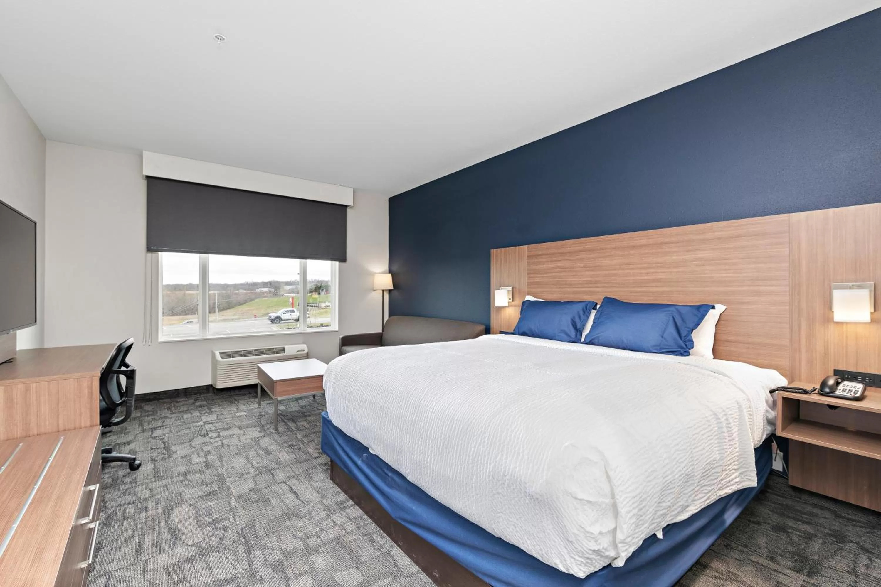 Bed in Holiday Inn Express Kansas City North Parkville by IHG