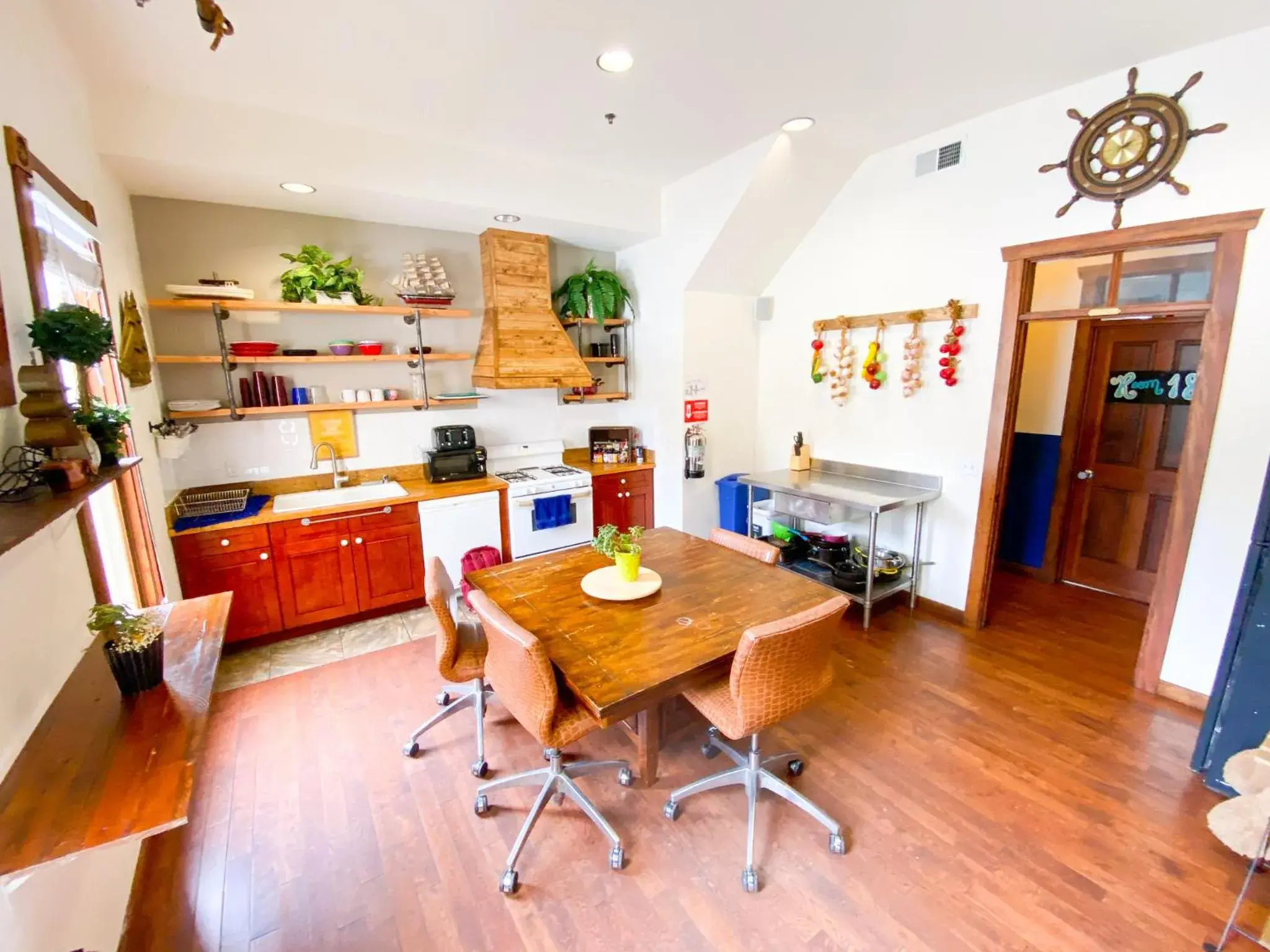 Communal kitchen, Dining Area in International Travelers House Adventure Hostel
