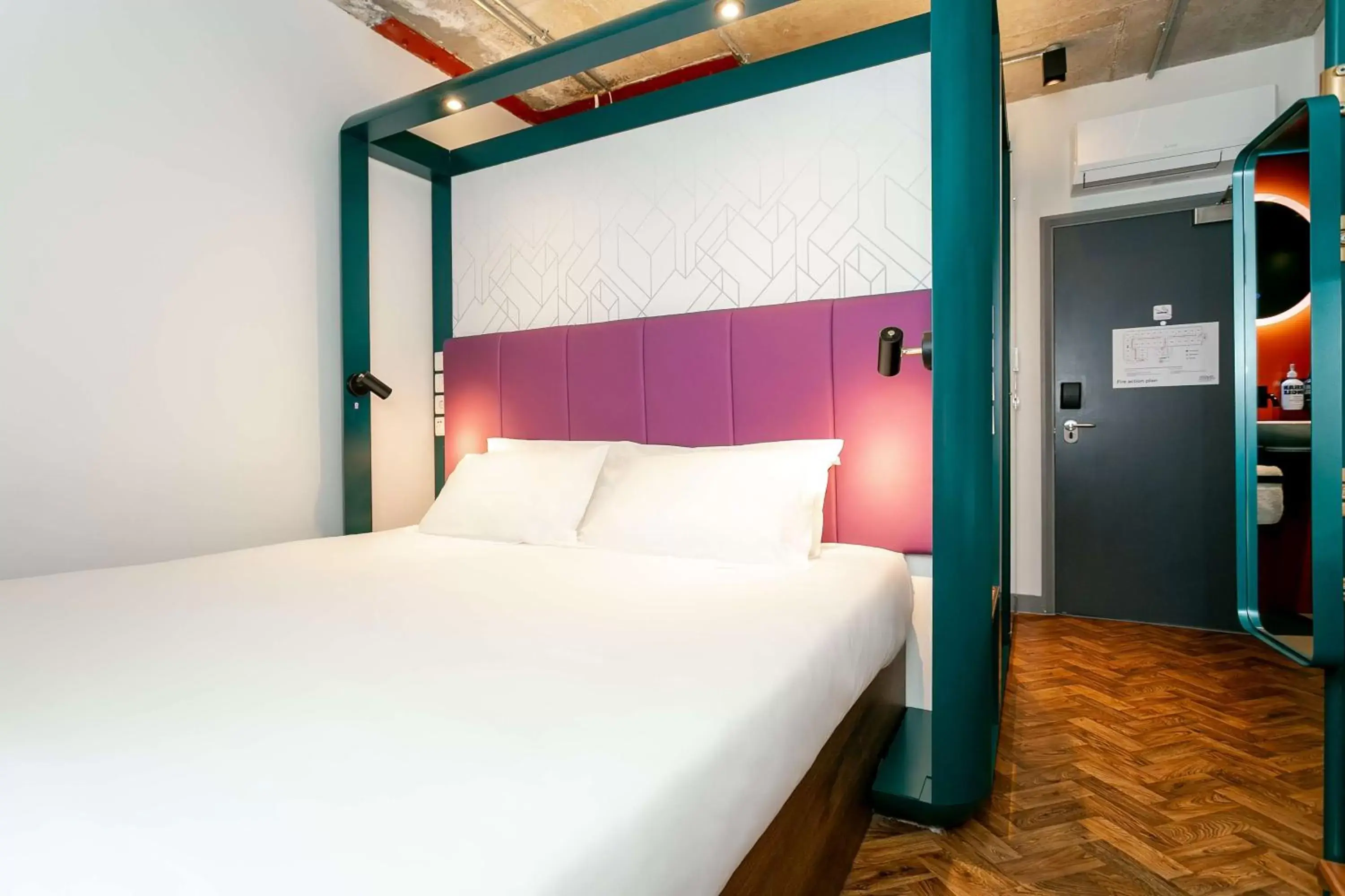 Bedroom, Bed in YOTEL Manchester Deansgate